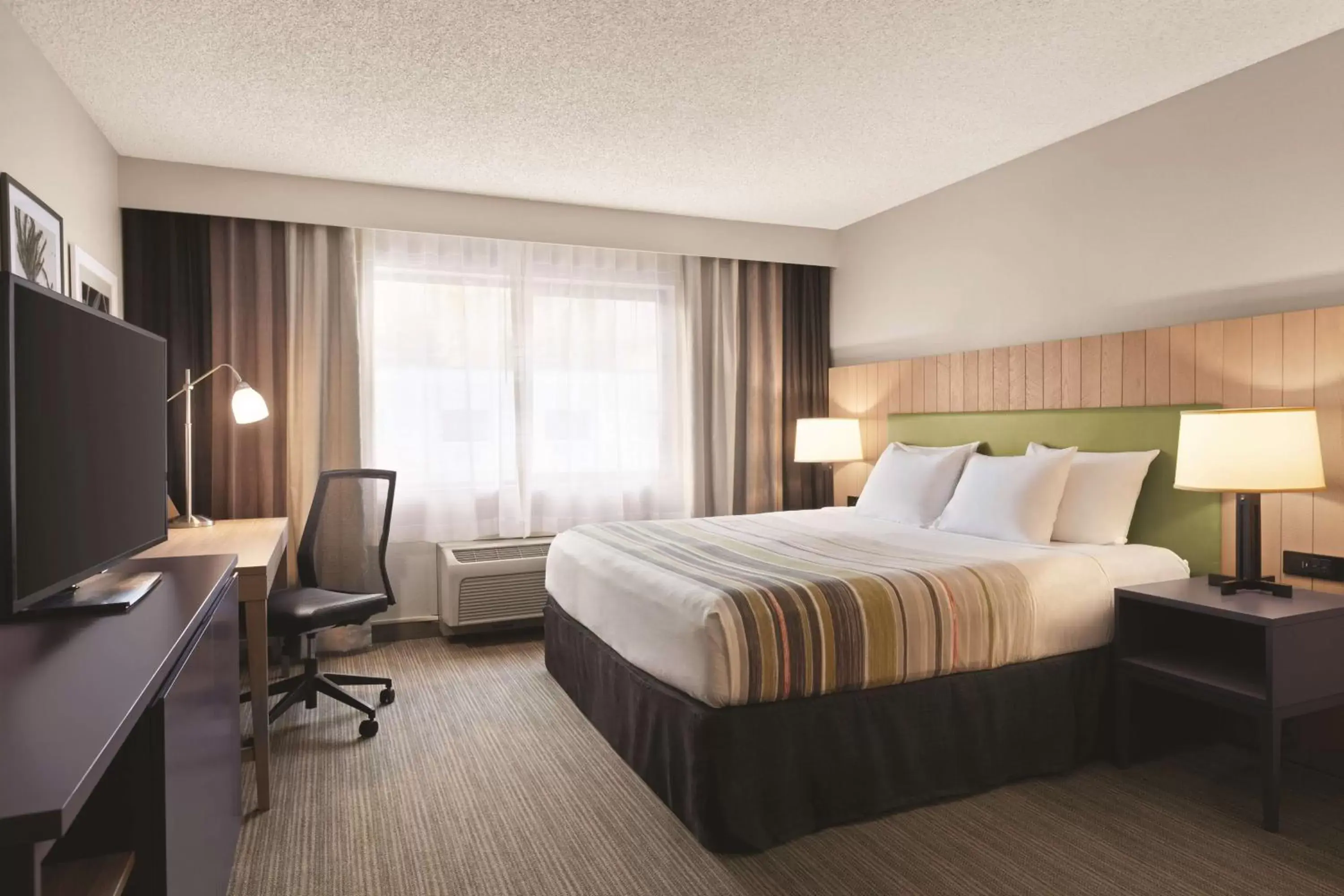 Photo of the whole room, Bed in Country Inn & Suites by Radisson, Seattle-Bothell, WA