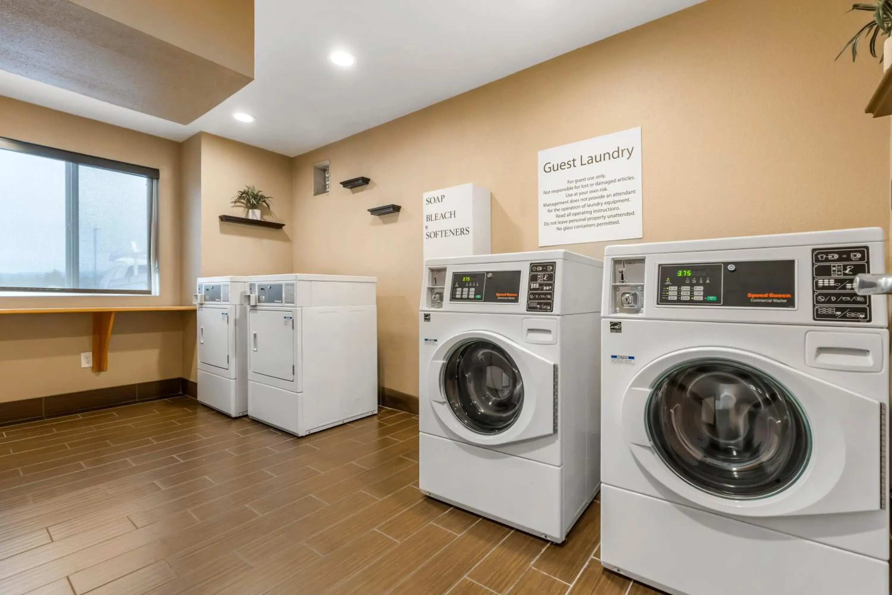 laundry, Kitchen/Kitchenette in Comfort Inn & Suites Redwood Country