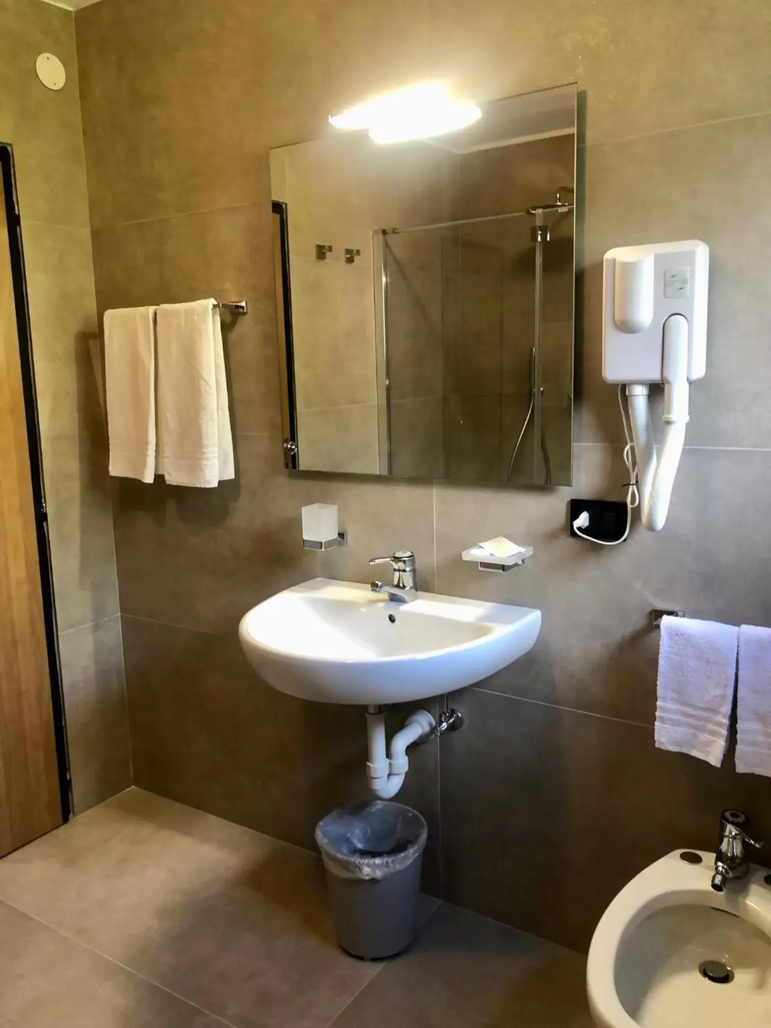 Shower, Bathroom in Hotel Zeni