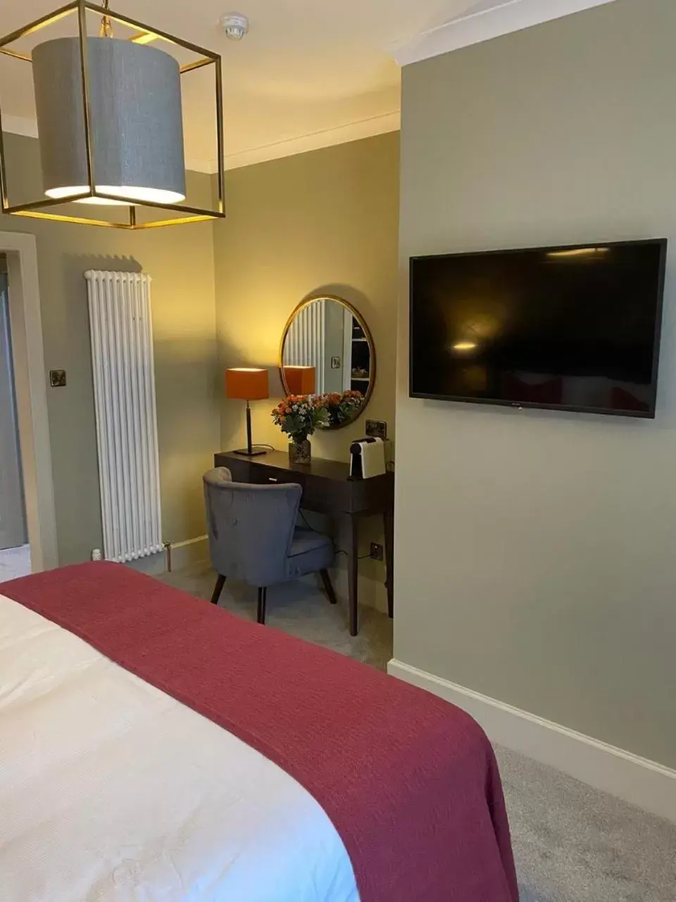 TV/Entertainment Center in Rooms at the Saint