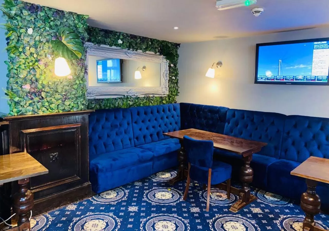 Restaurant/places to eat, Seating Area in Queens Hotel