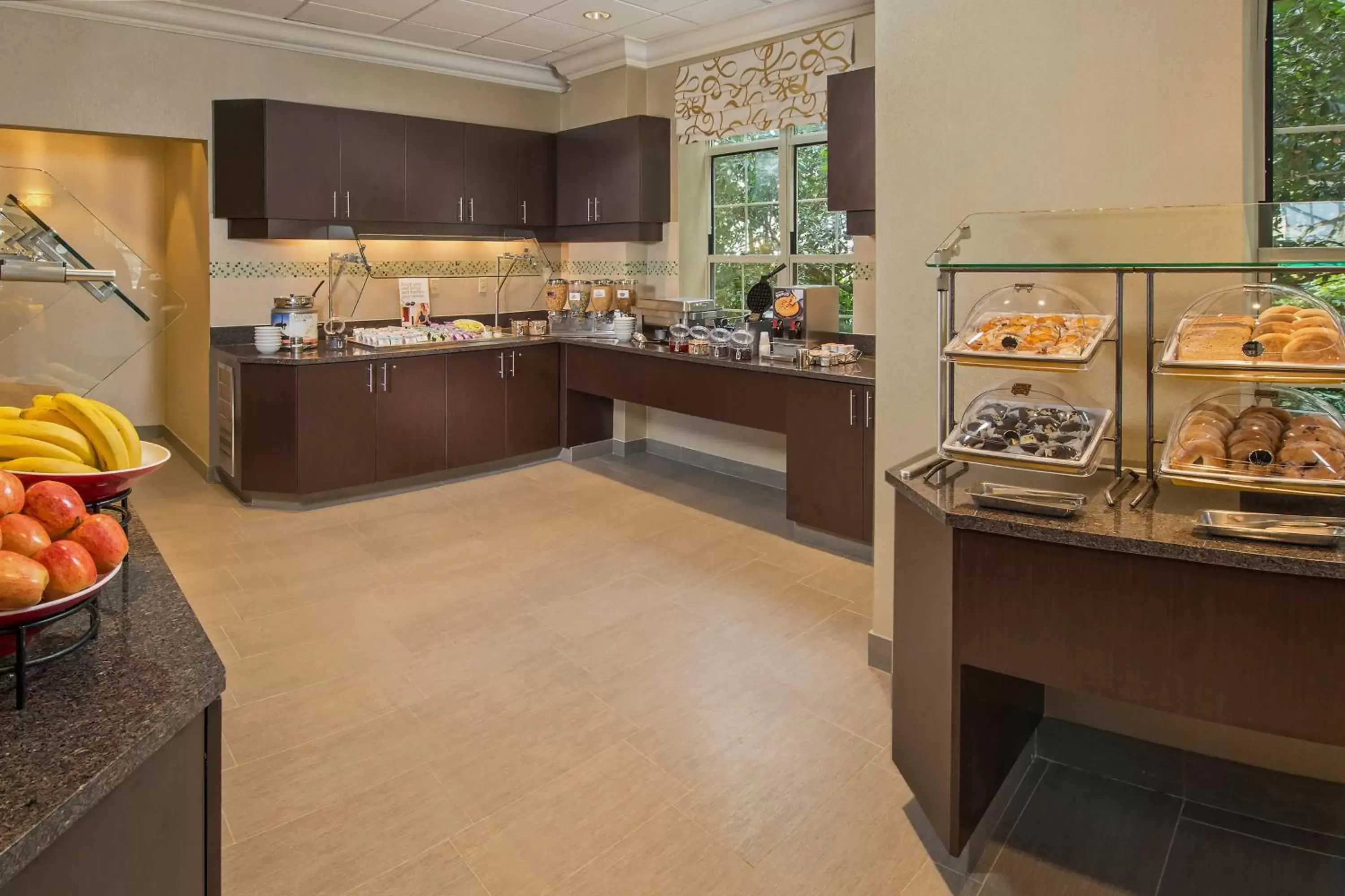 Breakfast, Kitchen/Kitchenette in Residence Inn Arlington Rosslyn