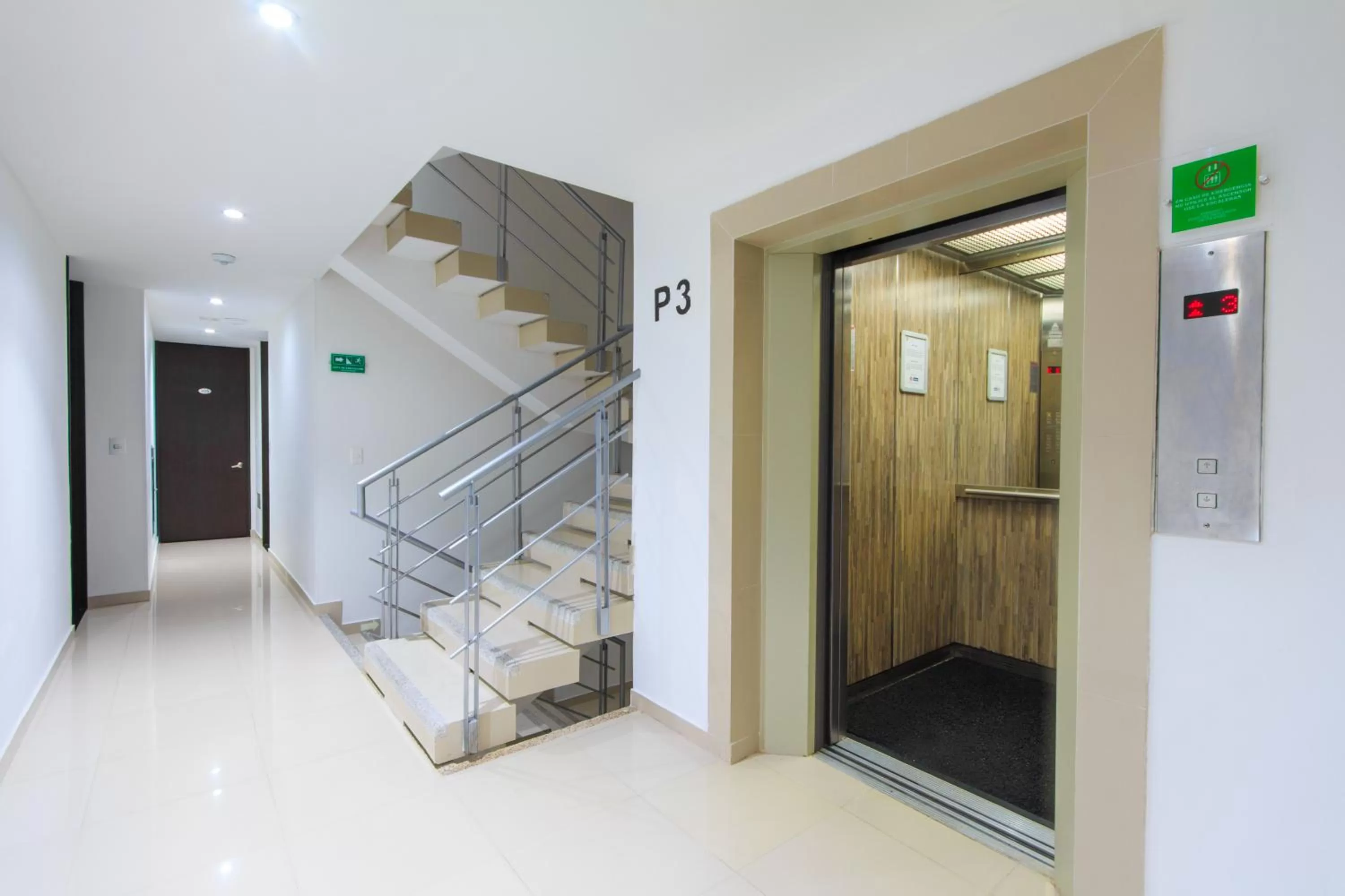 elevator in 122 Plaza Apartahotel