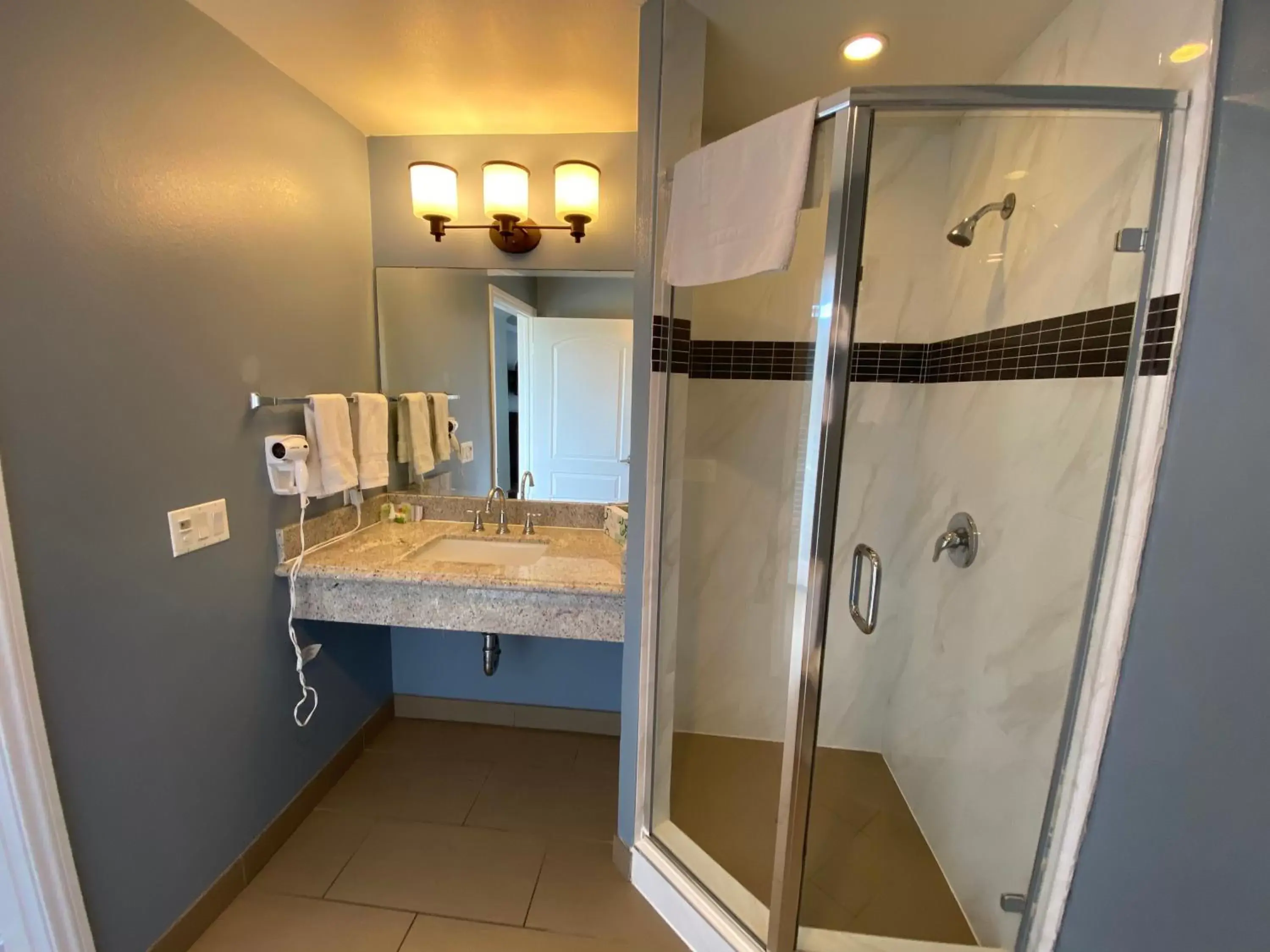 Shower, Kitchen/Kitchenette in Ocean Surf Inn & Suites