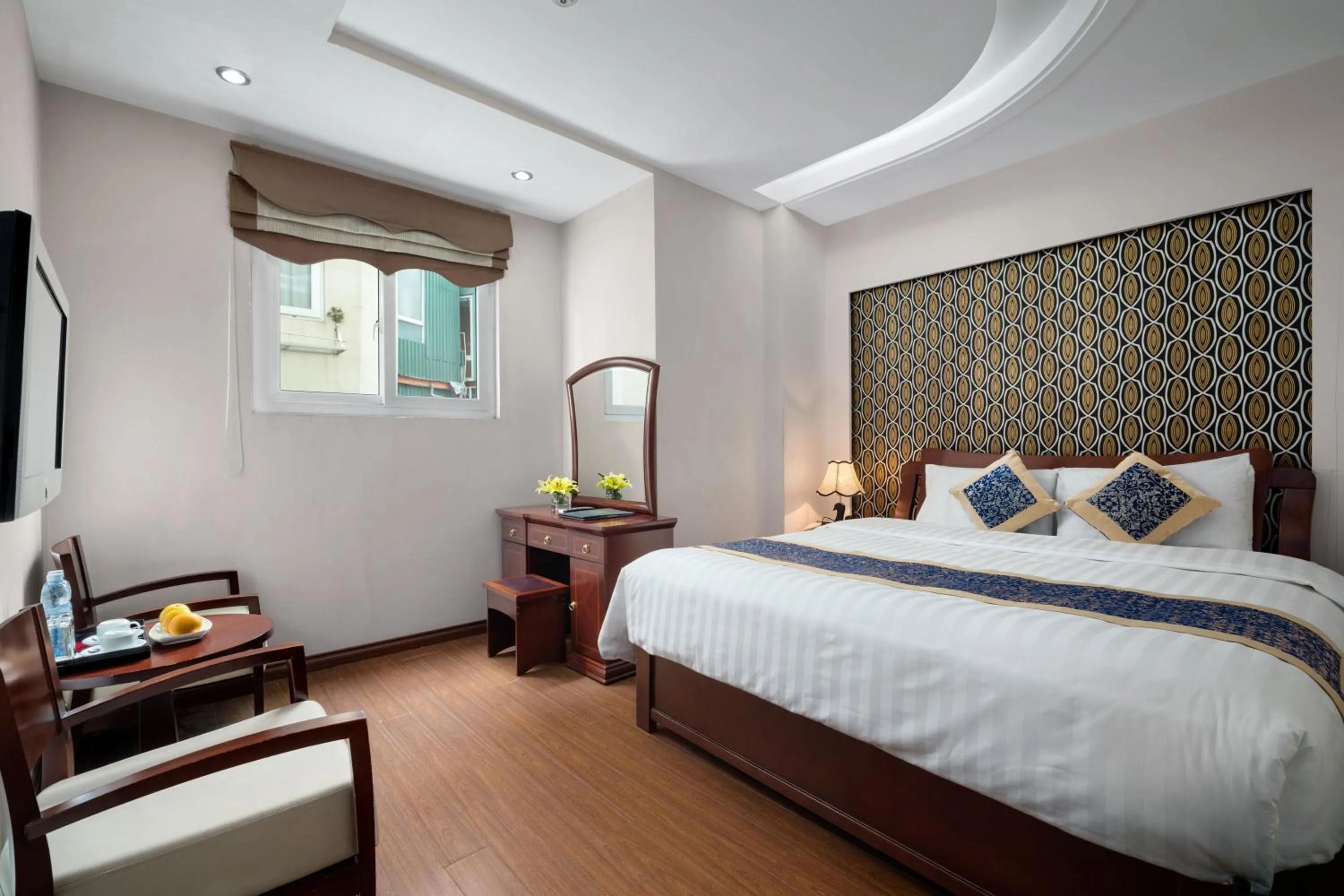 Photo of the whole room, Bed in Lakeside Palace Hotel