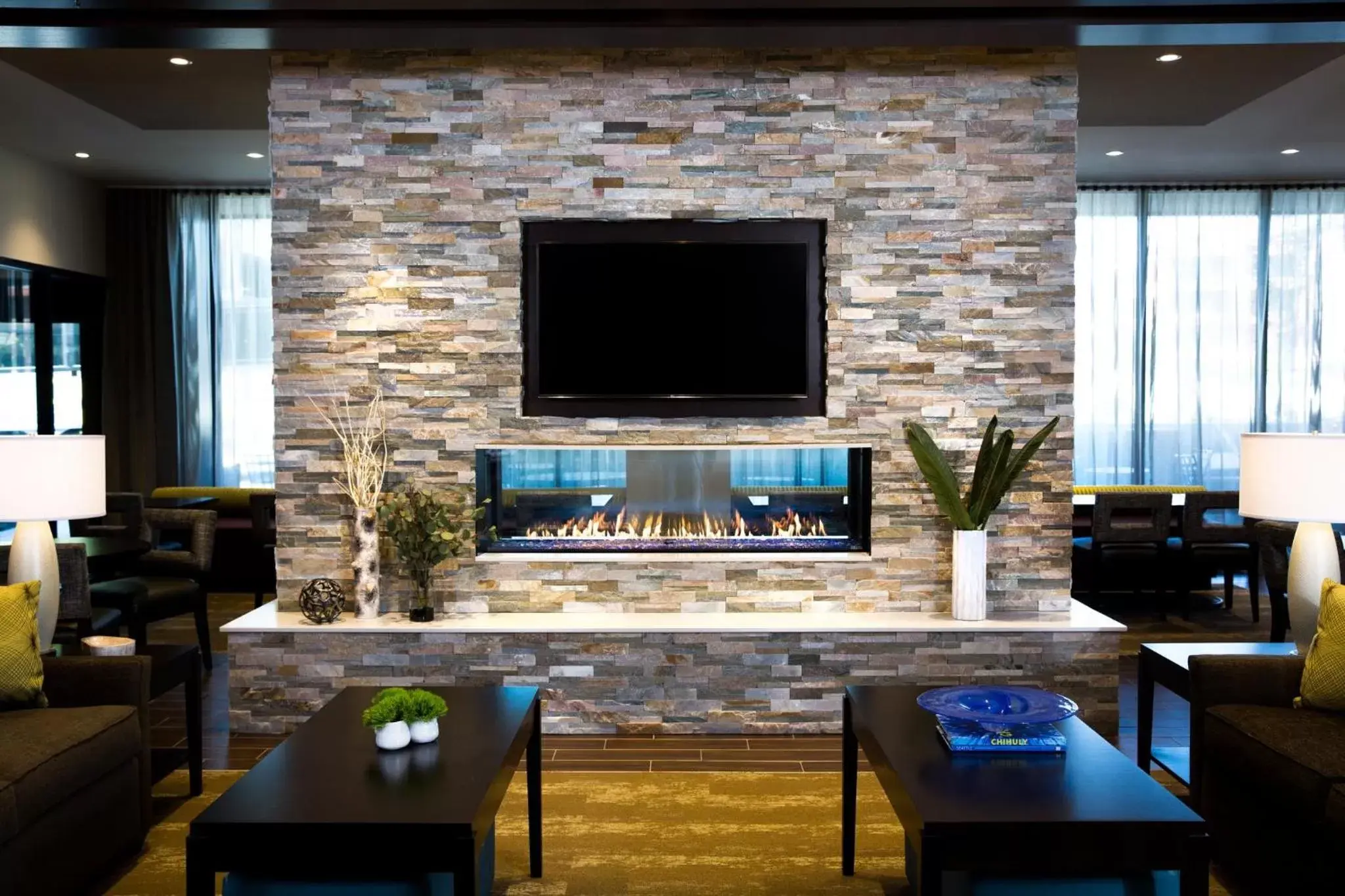 Lobby or reception, TV/Entertainment Center in Staybridge Suites Seattle - South Lake Union, an IHG Hotel