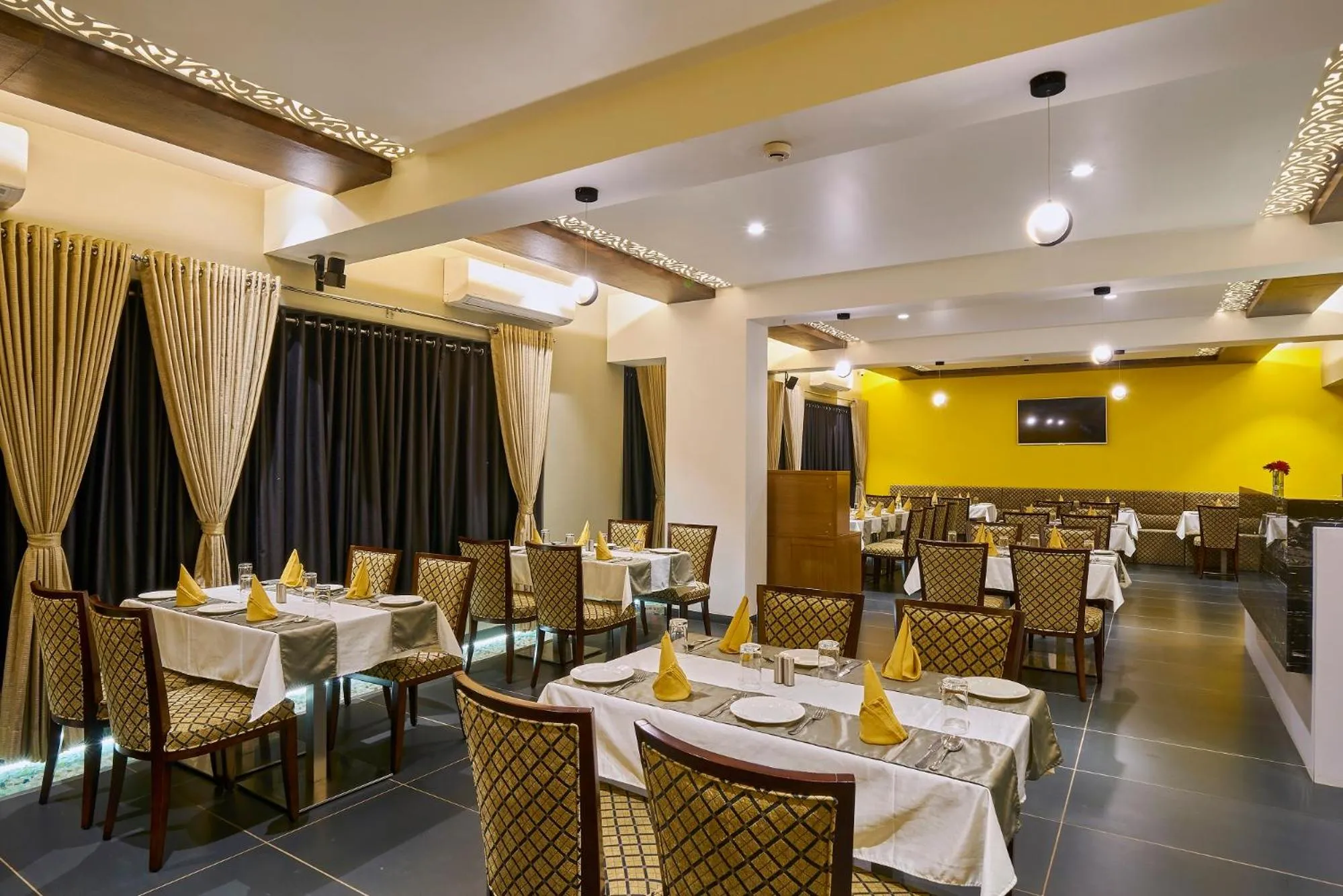 Restaurant/places to eat in Hotel 3 Leaves NEAR CENTRAL BUS STAND