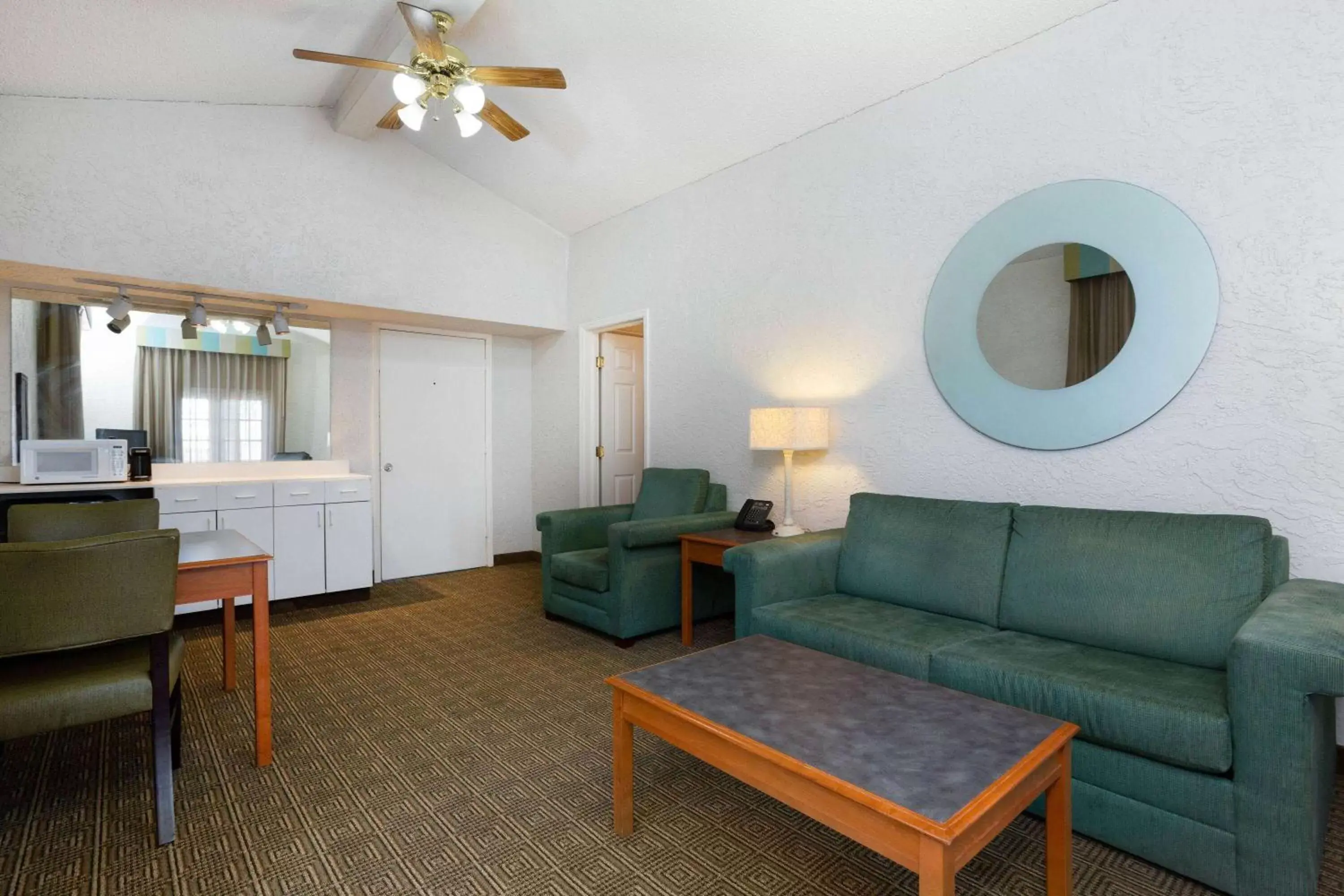 Bed, Seating Area in La Quinta Inn Tampa Airport Stadium Westshore