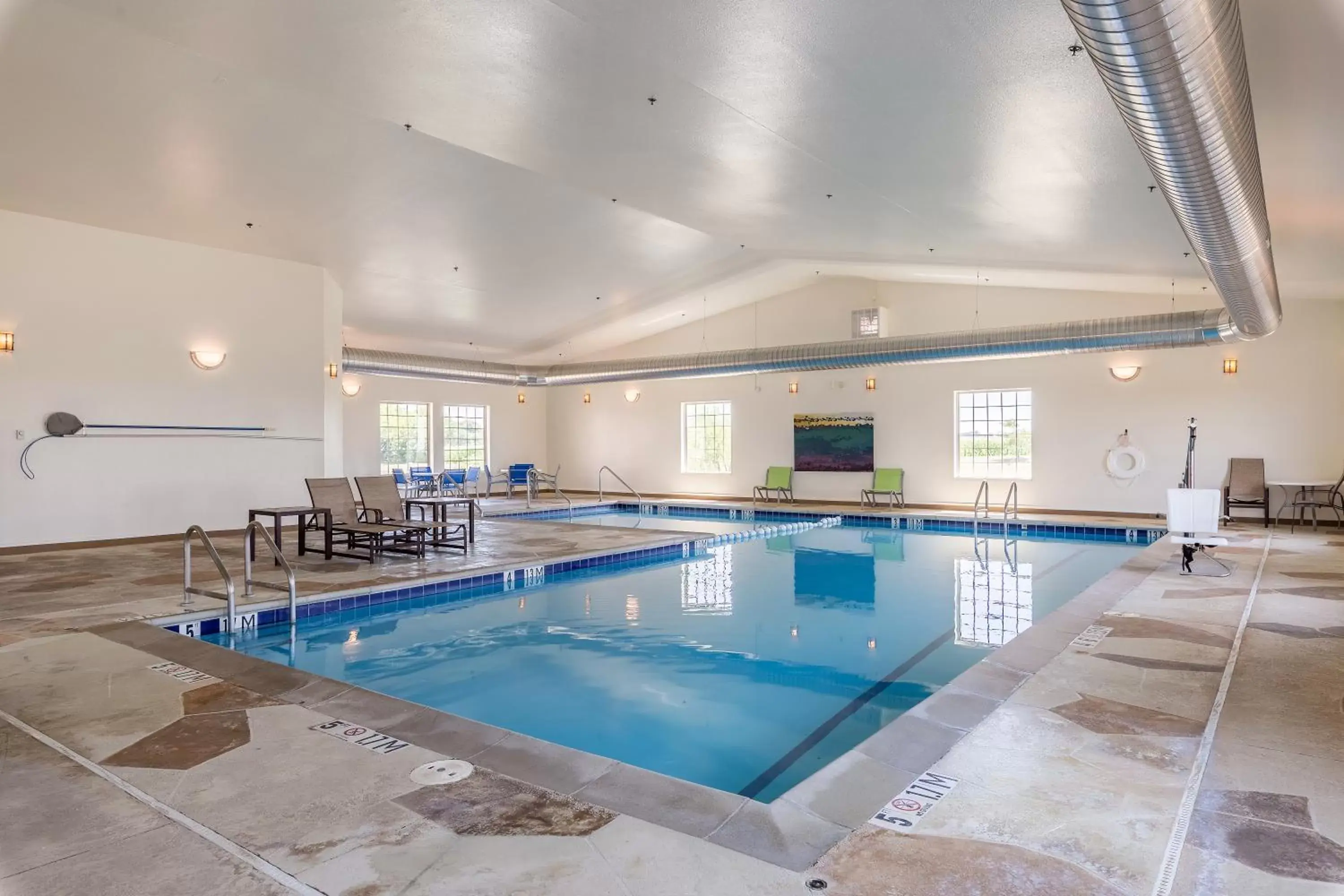 , Swimming Pool in Comfort Suites Burlington