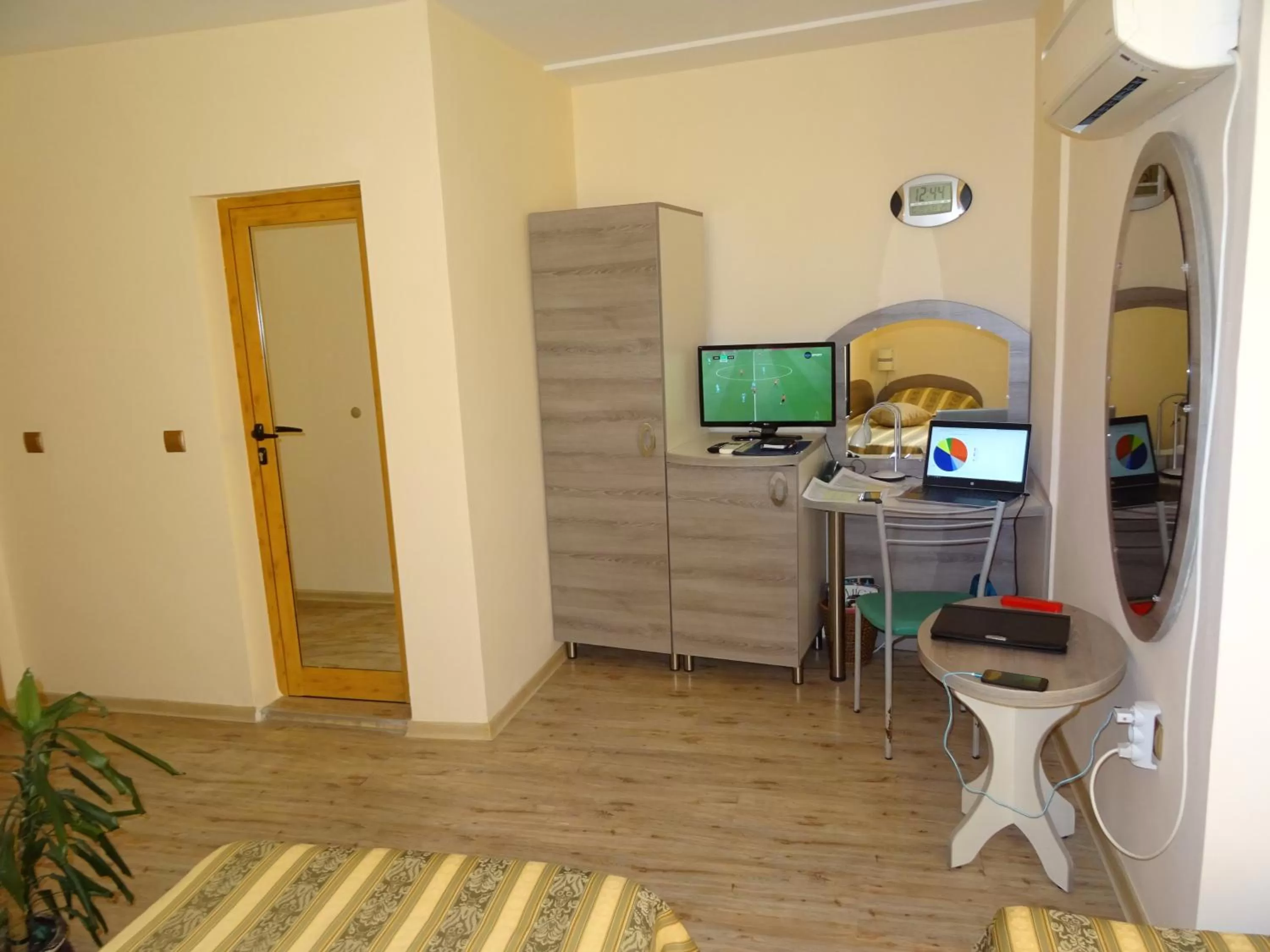 Photo of the whole room in Hotel Color