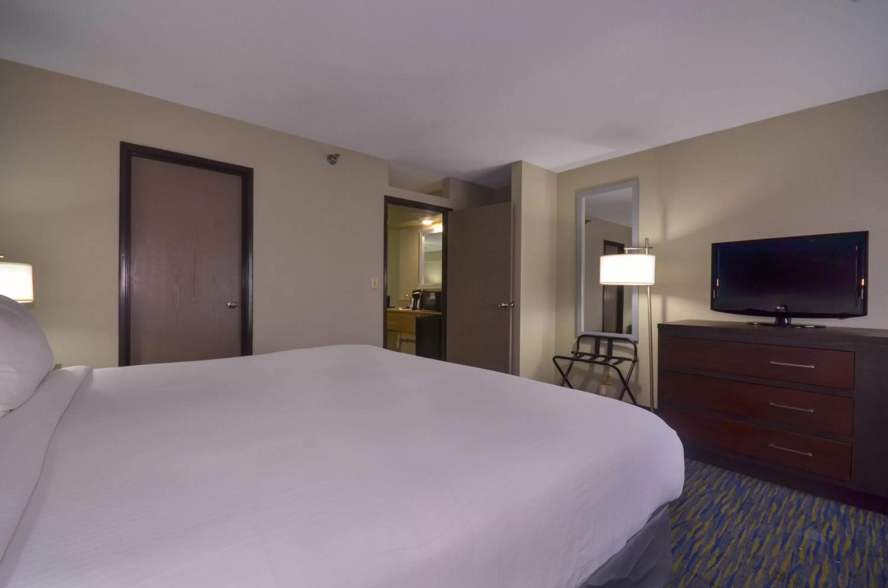 Photo of the whole room, Bed in Holiday Inn Express & Suites Fayetteville University of Arkansas Area by IHG