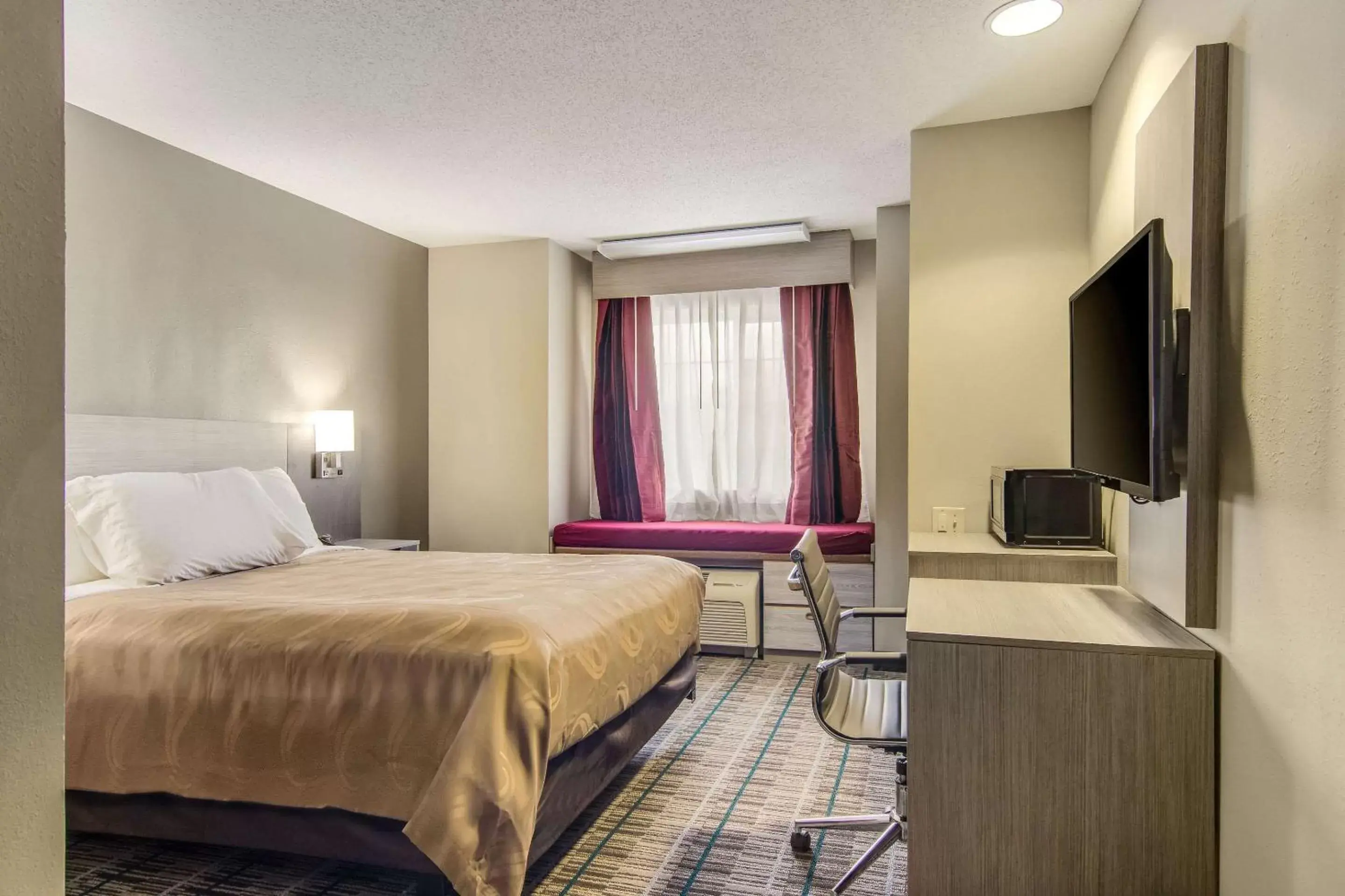 Photo of the whole room, Bed in Quality Inn & Suites Grove City-Outlet Mall