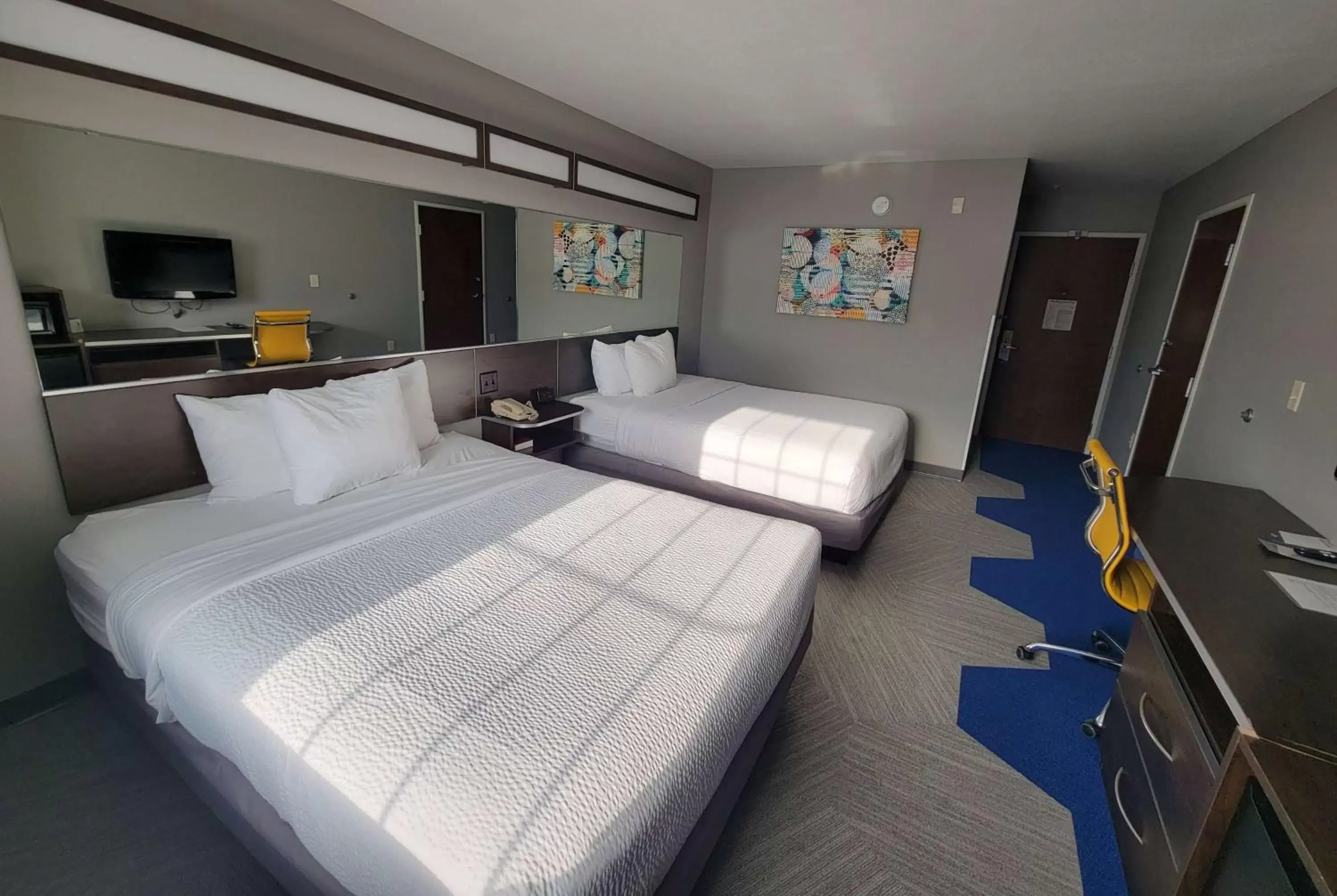 Photo of the whole room, Bed in Microtel Inn & Suites by Wyndham Bluffs