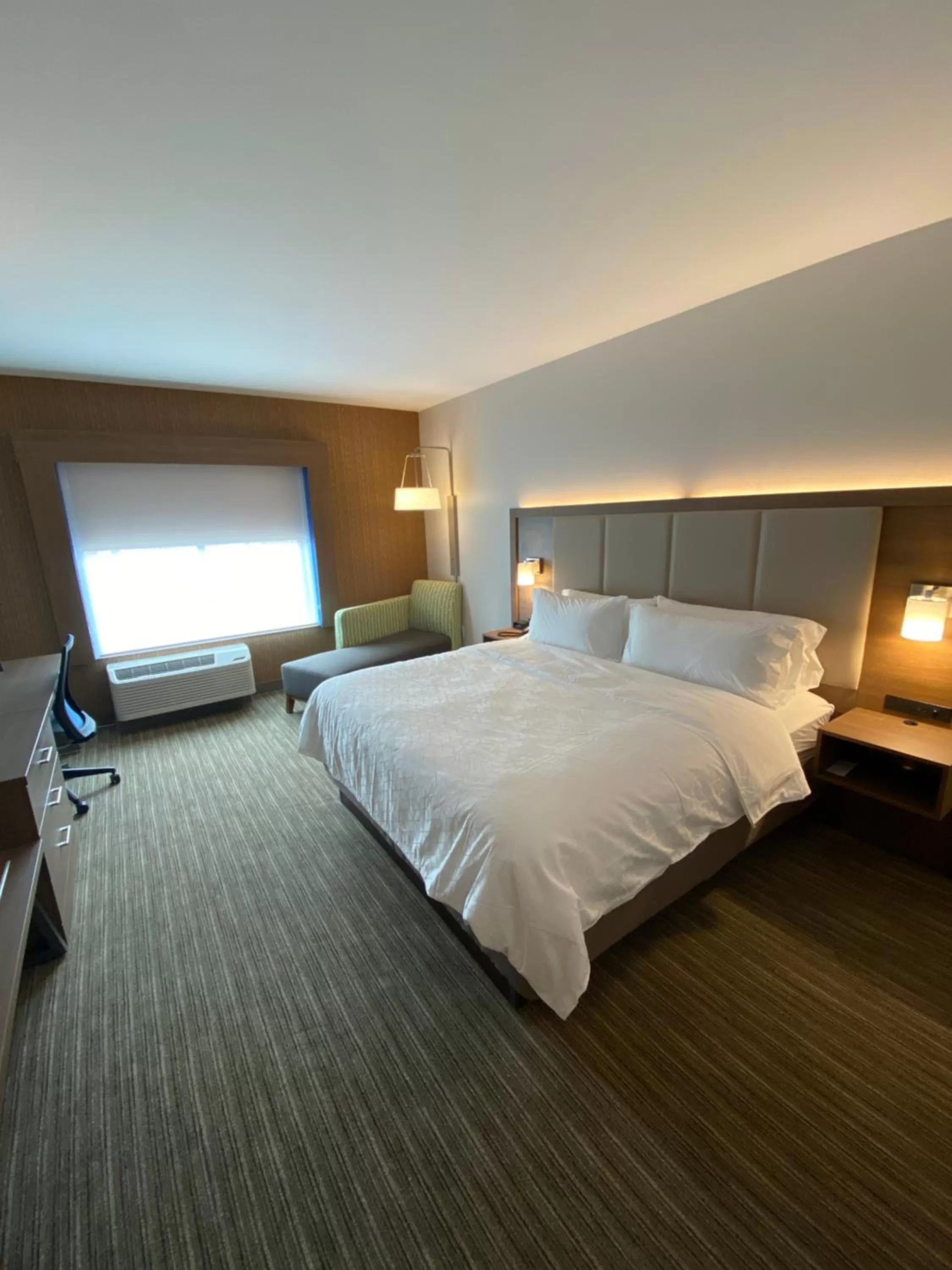 Bed in Holiday Inn Express & Suites - The Dalles by IHG