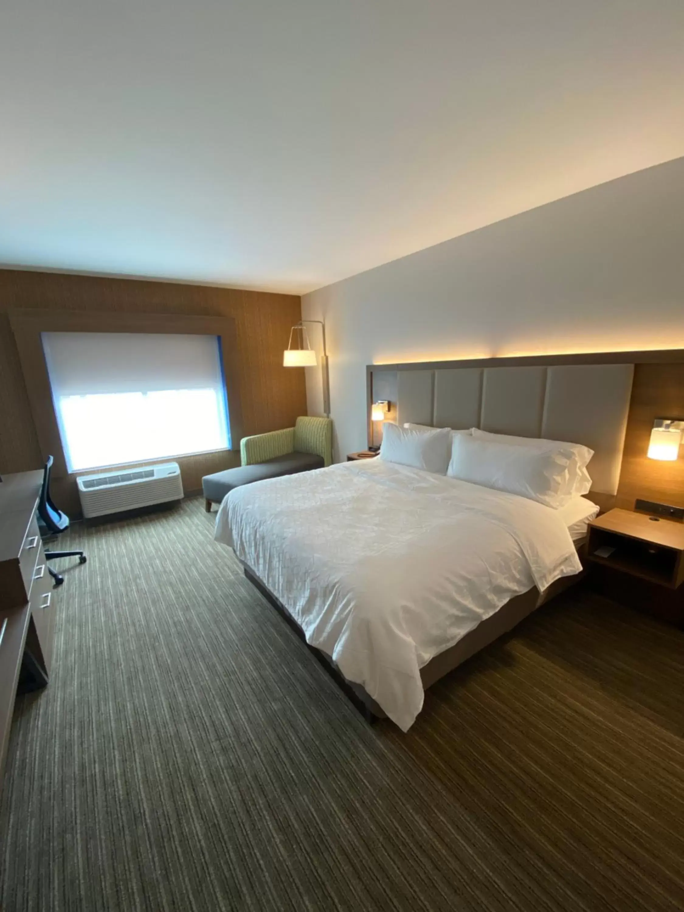Bed in Holiday Inn Express & Suites - The Dalles, an IHG Hotel