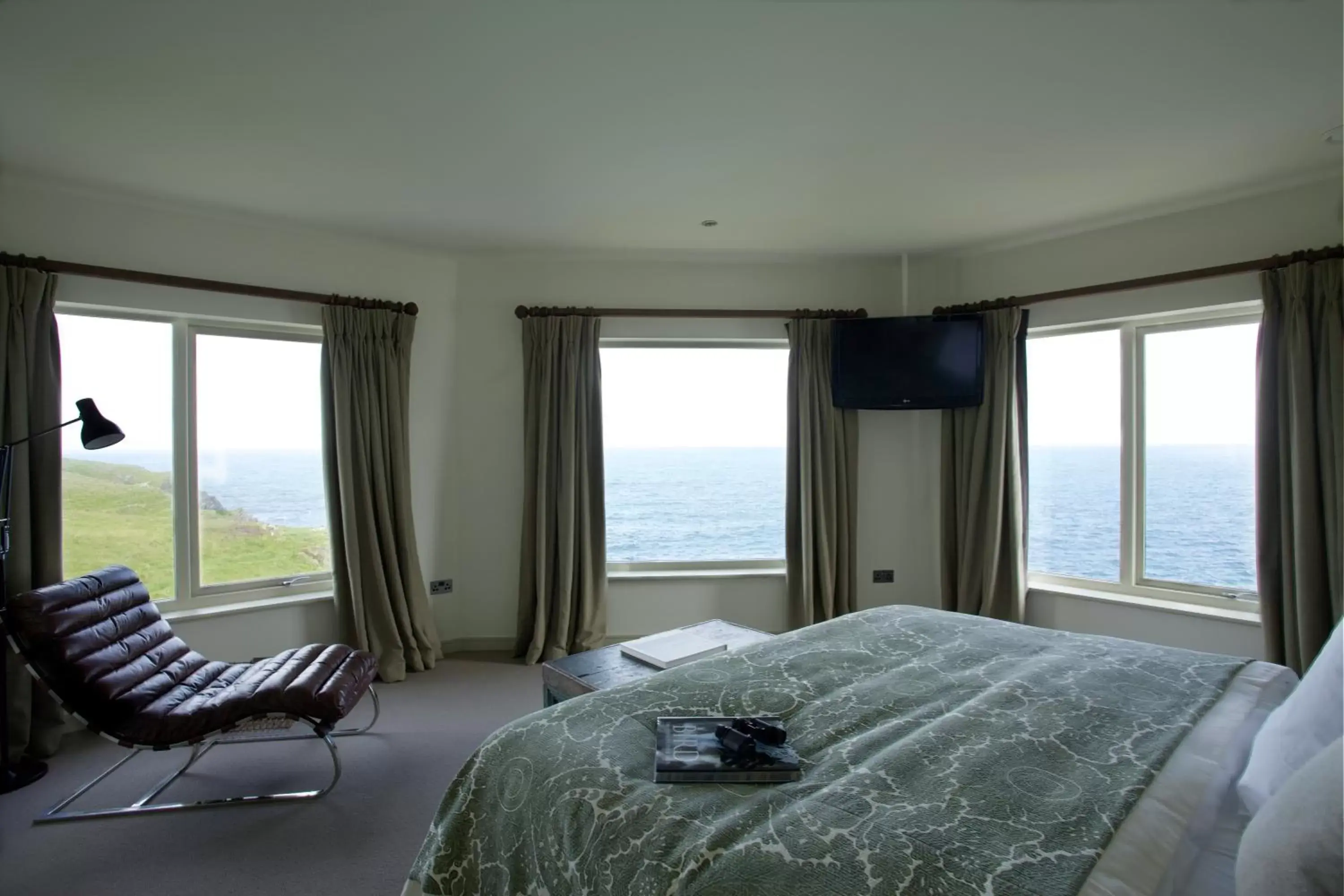 Bedroom, Sea View in The Lewinnick Lodge
