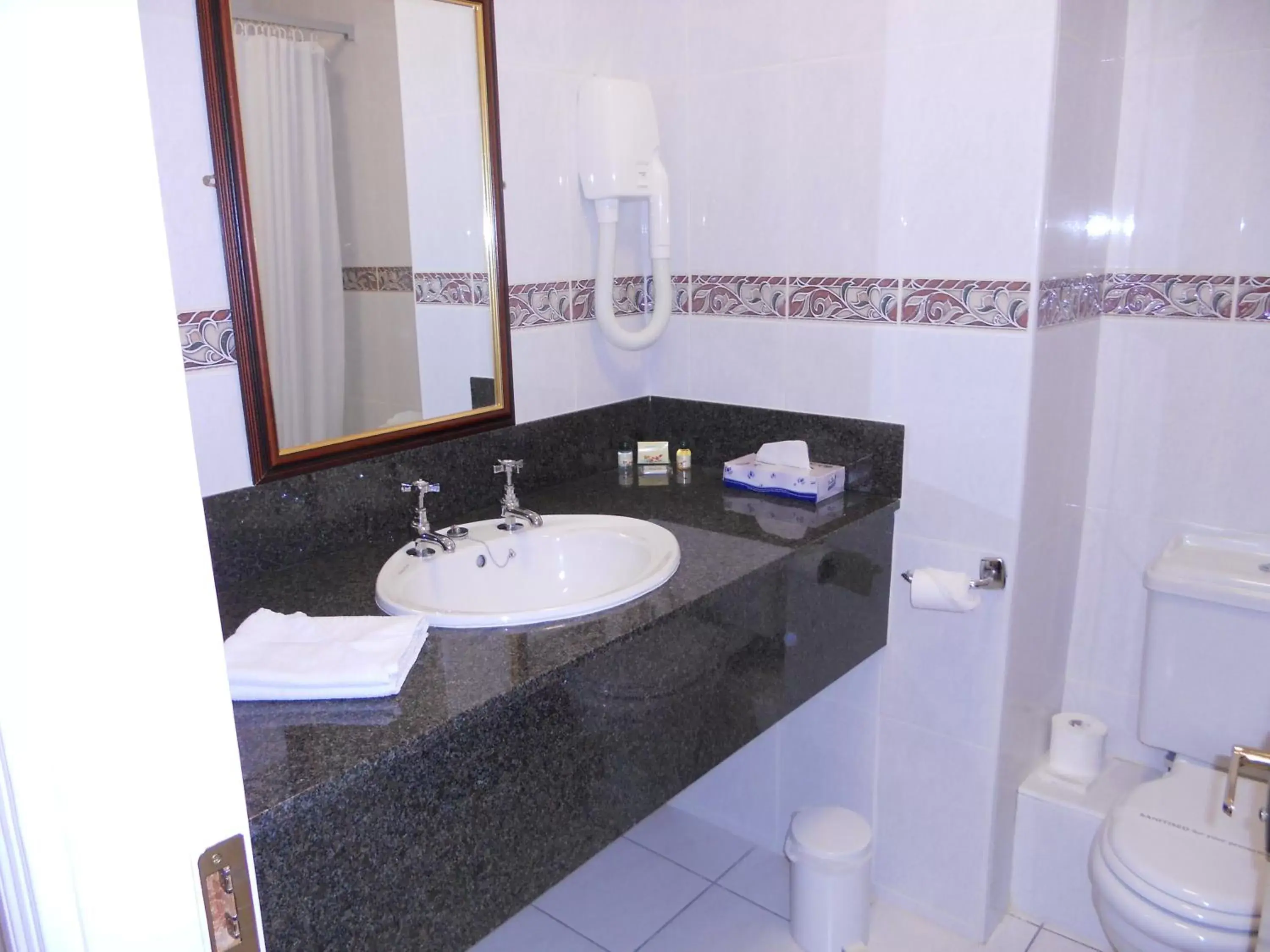 Bathroom in Rhu Glenn Hotel