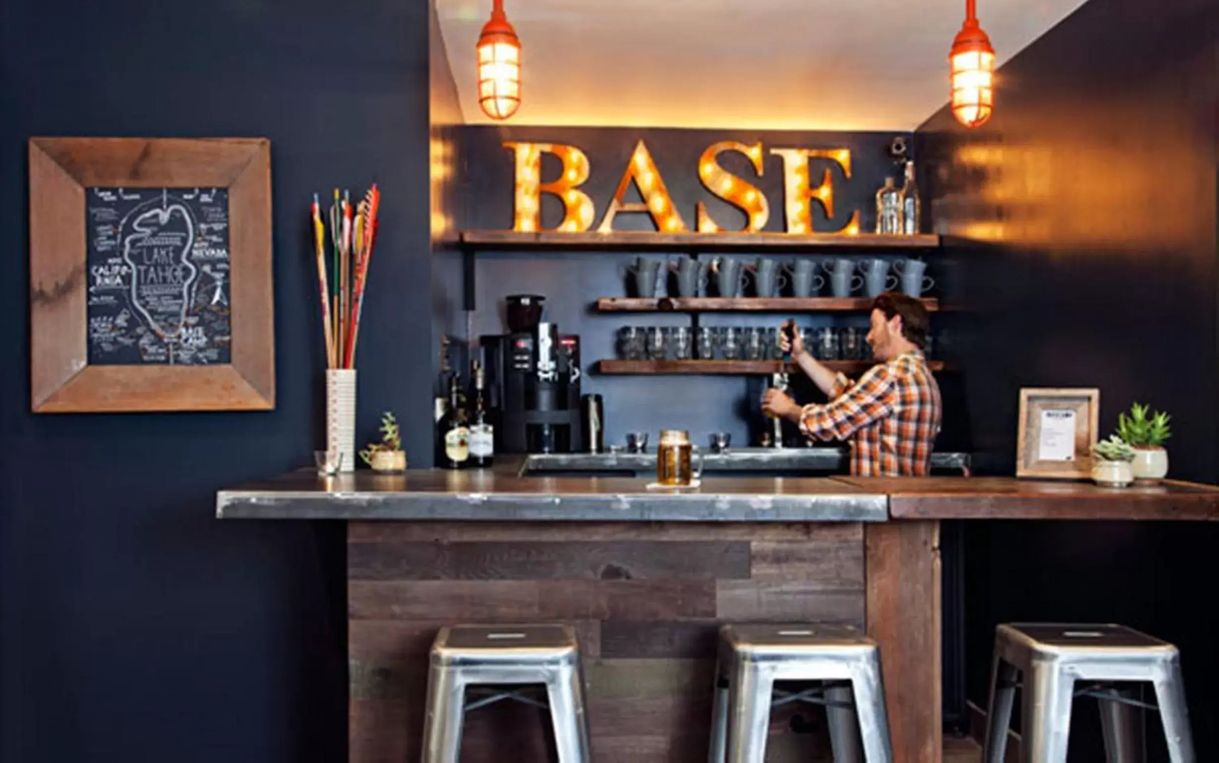 Lounge or bar in Basecamp Tahoe South