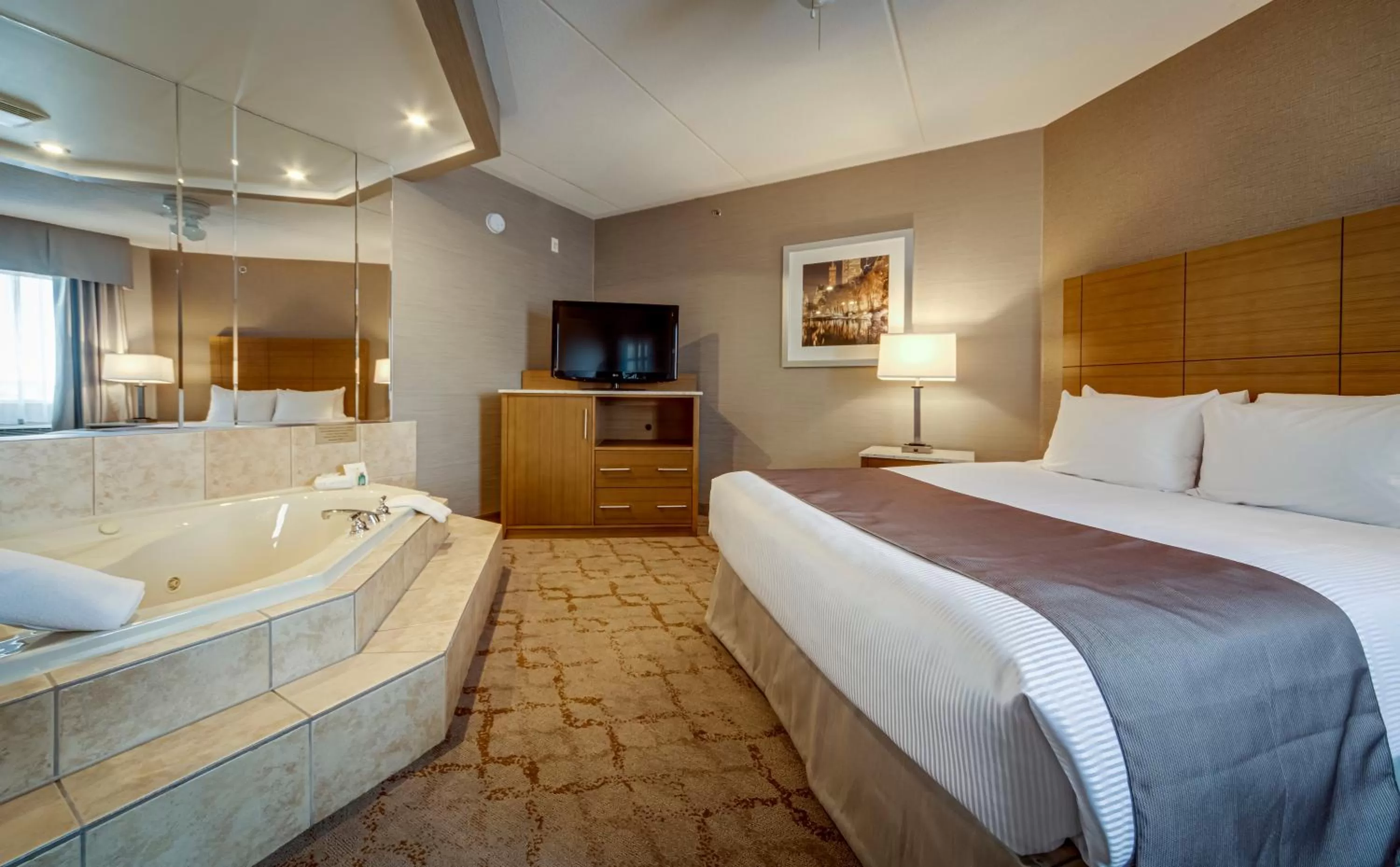 Photo of the whole room, Bed in Monte Carlo Inn Vaughan Suites