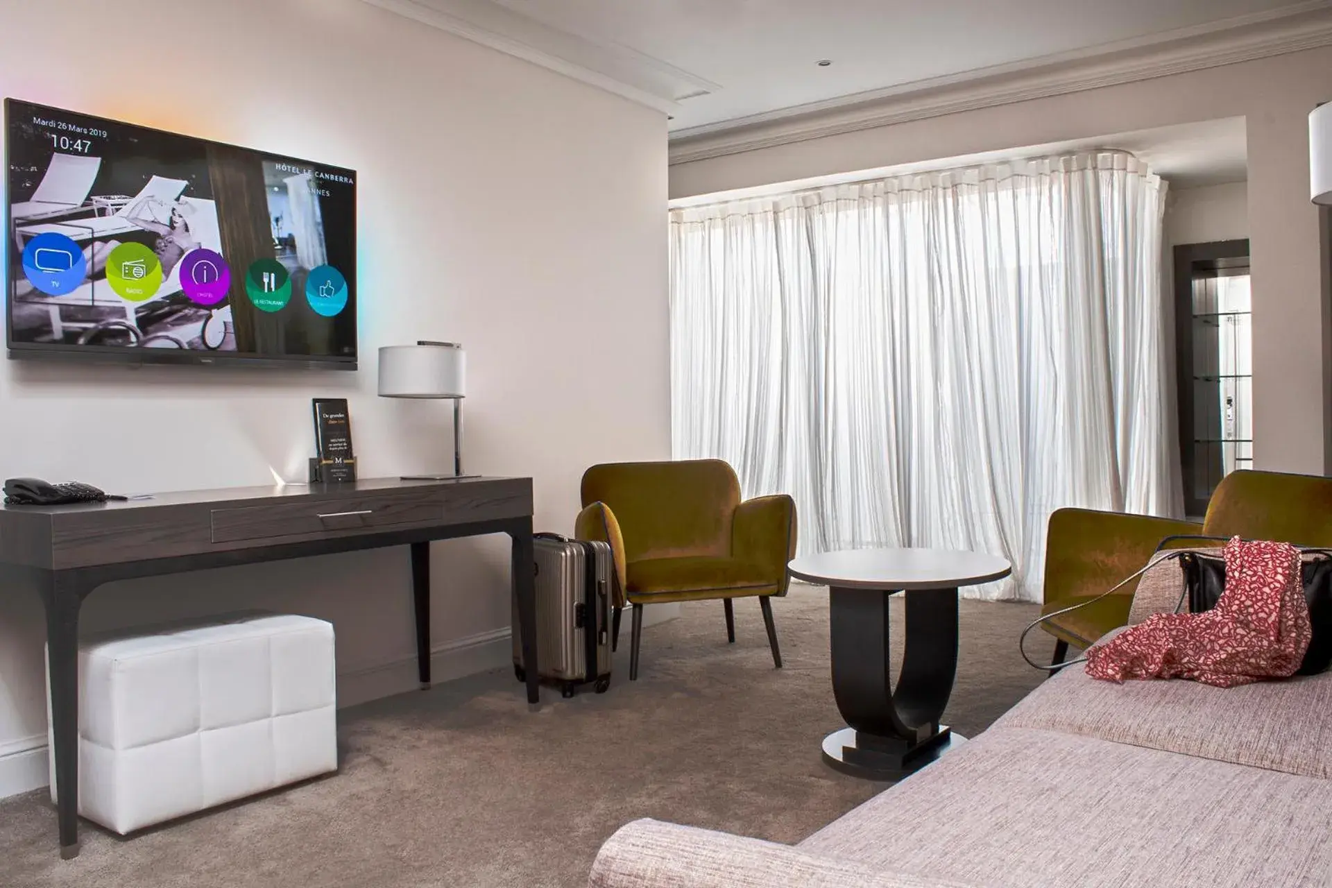 TV and multimedia, TV/Entertainment Center in Hôtel Le Canberra