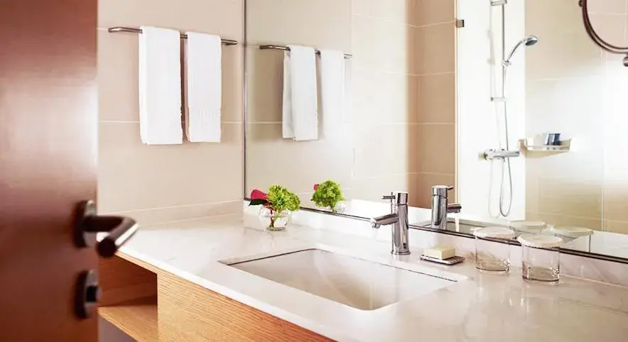 Deluxe Twin Room with Breakfast with Access to Sauna, Pool, Fitness in Rolling Hills Hotel Deluxe Twin Room with Breakfast with Access to Sauna, Pool, Fitness in Rolling Hills Hotel