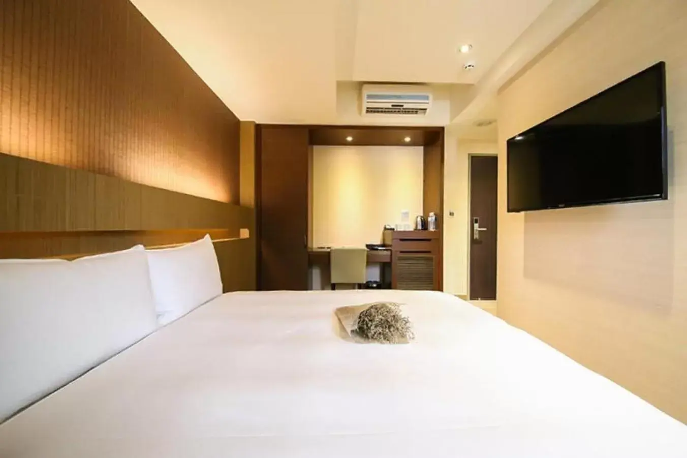 Photo of the whole room, Bed in Talmud Hotel Tainan