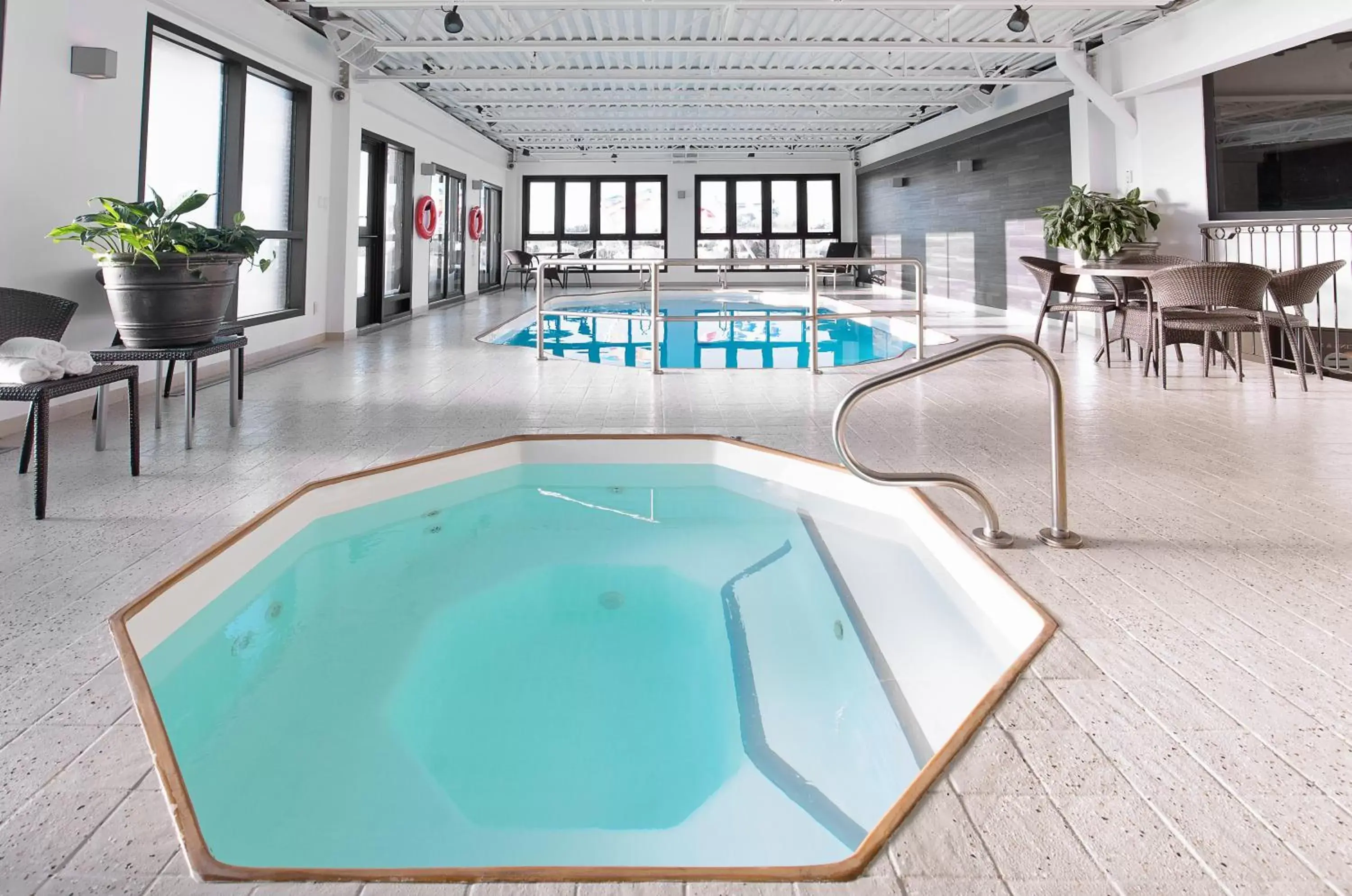 Hot Tub, Swimming Pool in Hotel Universel Alma