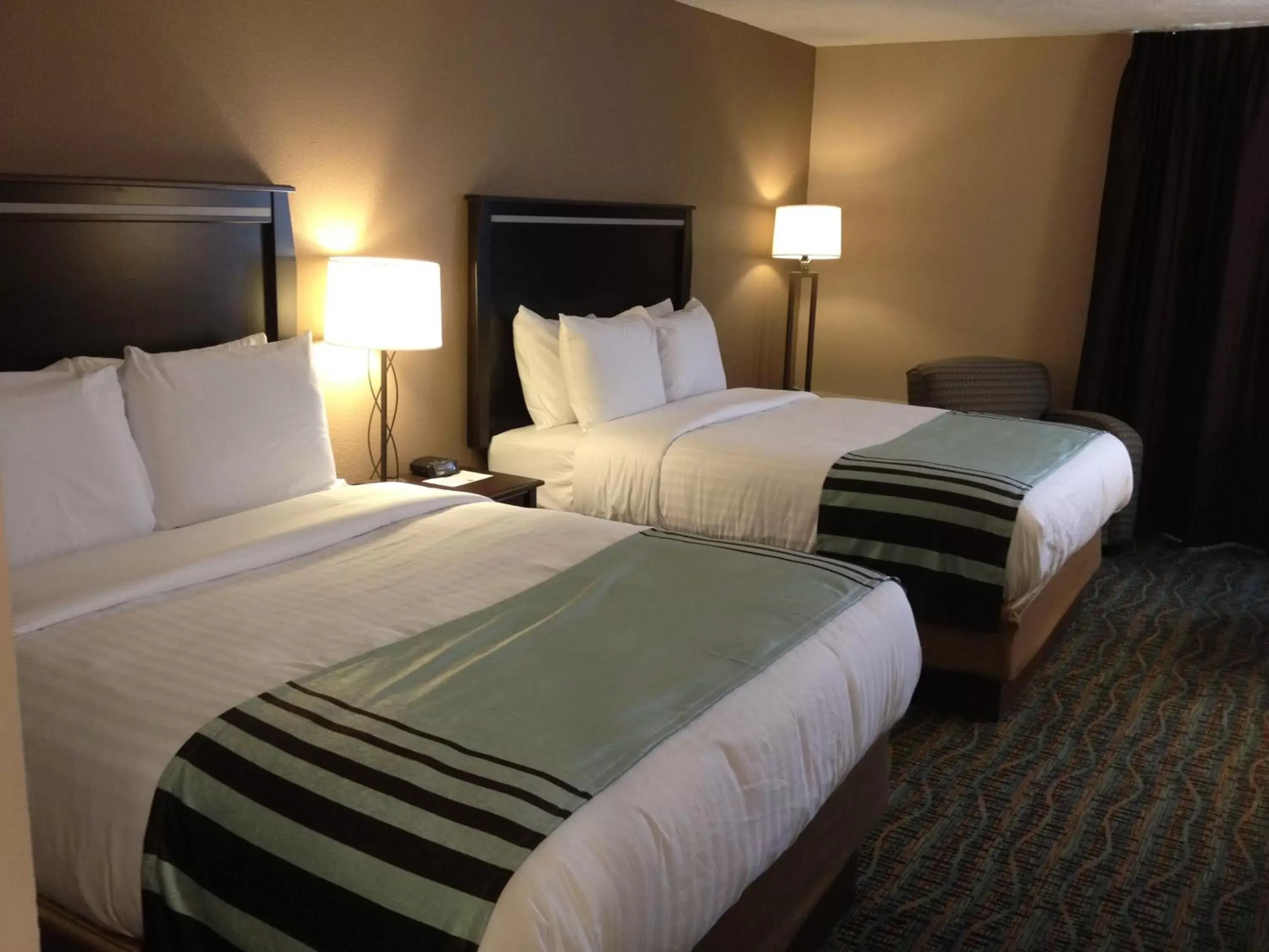 Bed in Boarders Inn & Suites by Cobblestone Hotels - Grand Island