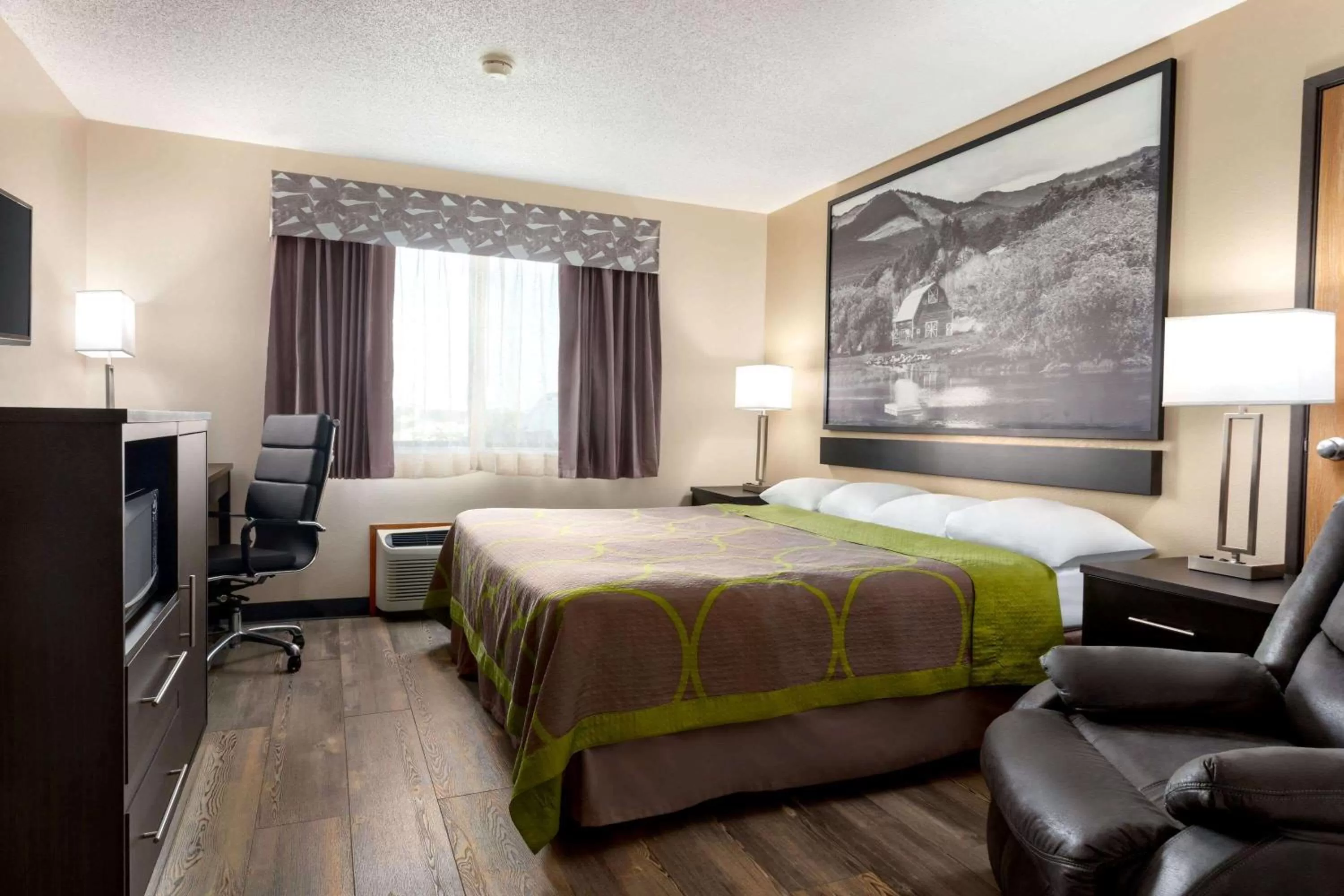 Photo of the whole room in Super 8 by Wyndham Chillicothe