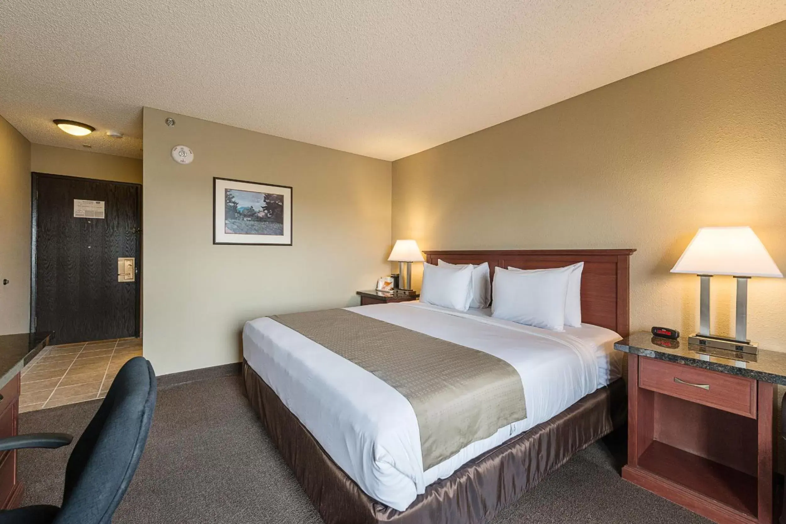 Bathroom, Bed in Rodeway Inn & Suites Portland - Jantzen Beach