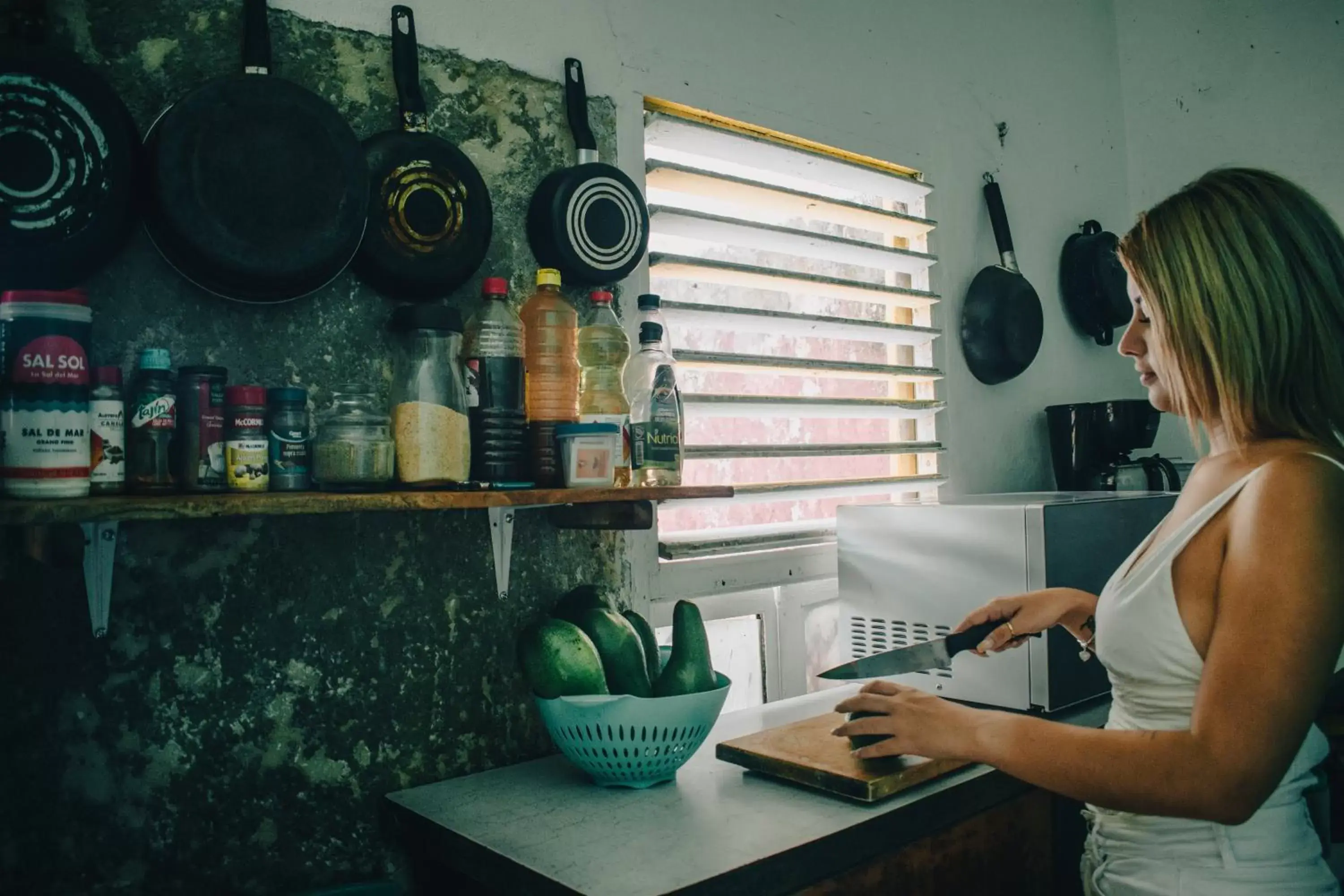 Communal kitchen in La Casa del Kéej Hostel