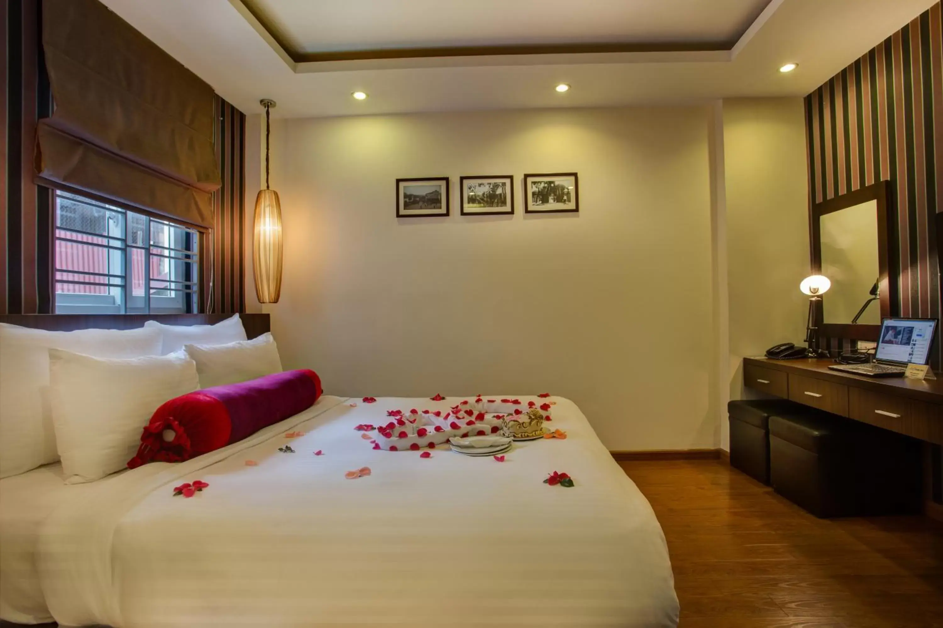 Bedroom, Bed in Golden Art Hotel