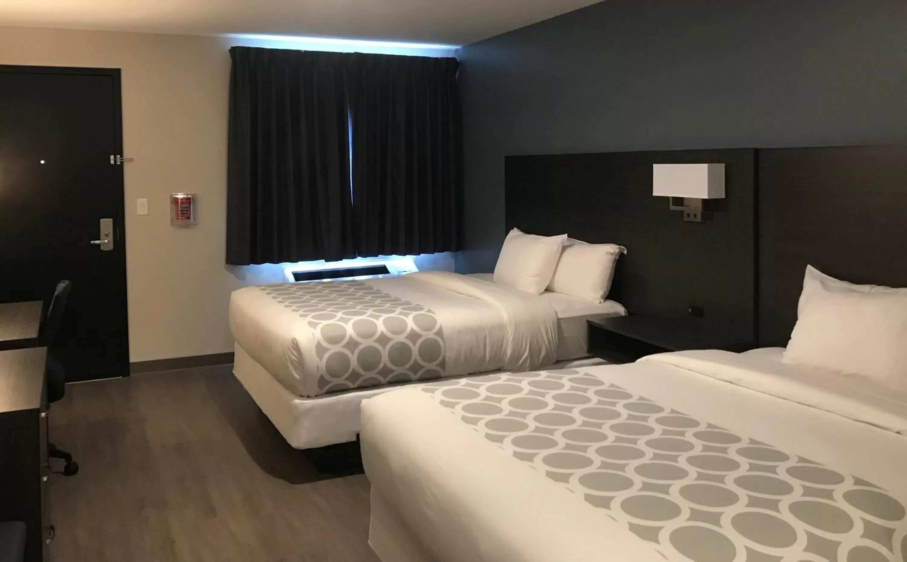 Bed in Howard Johnson by Wyndham Thunder Bay