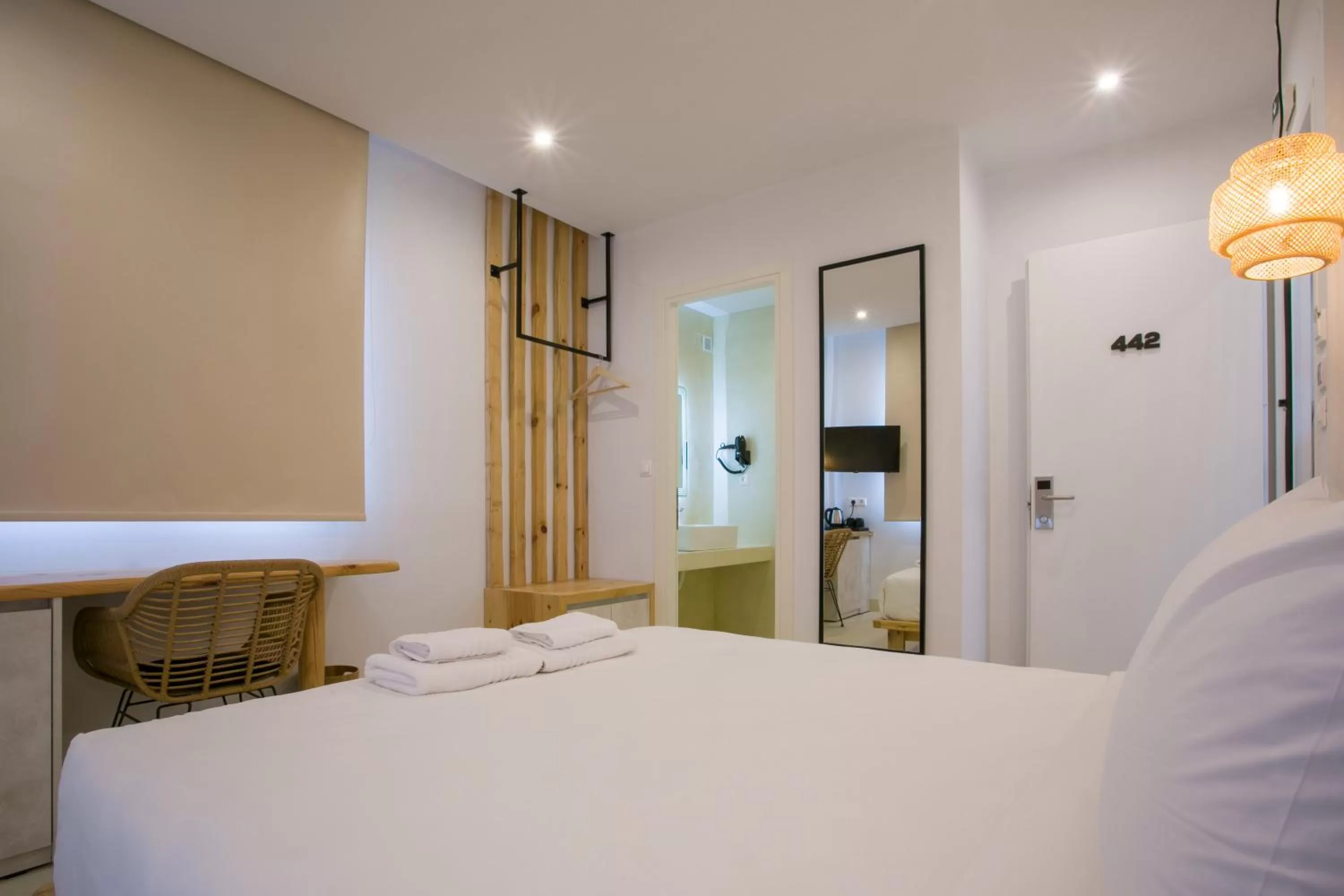 TV and multimedia, Bed in White Corner