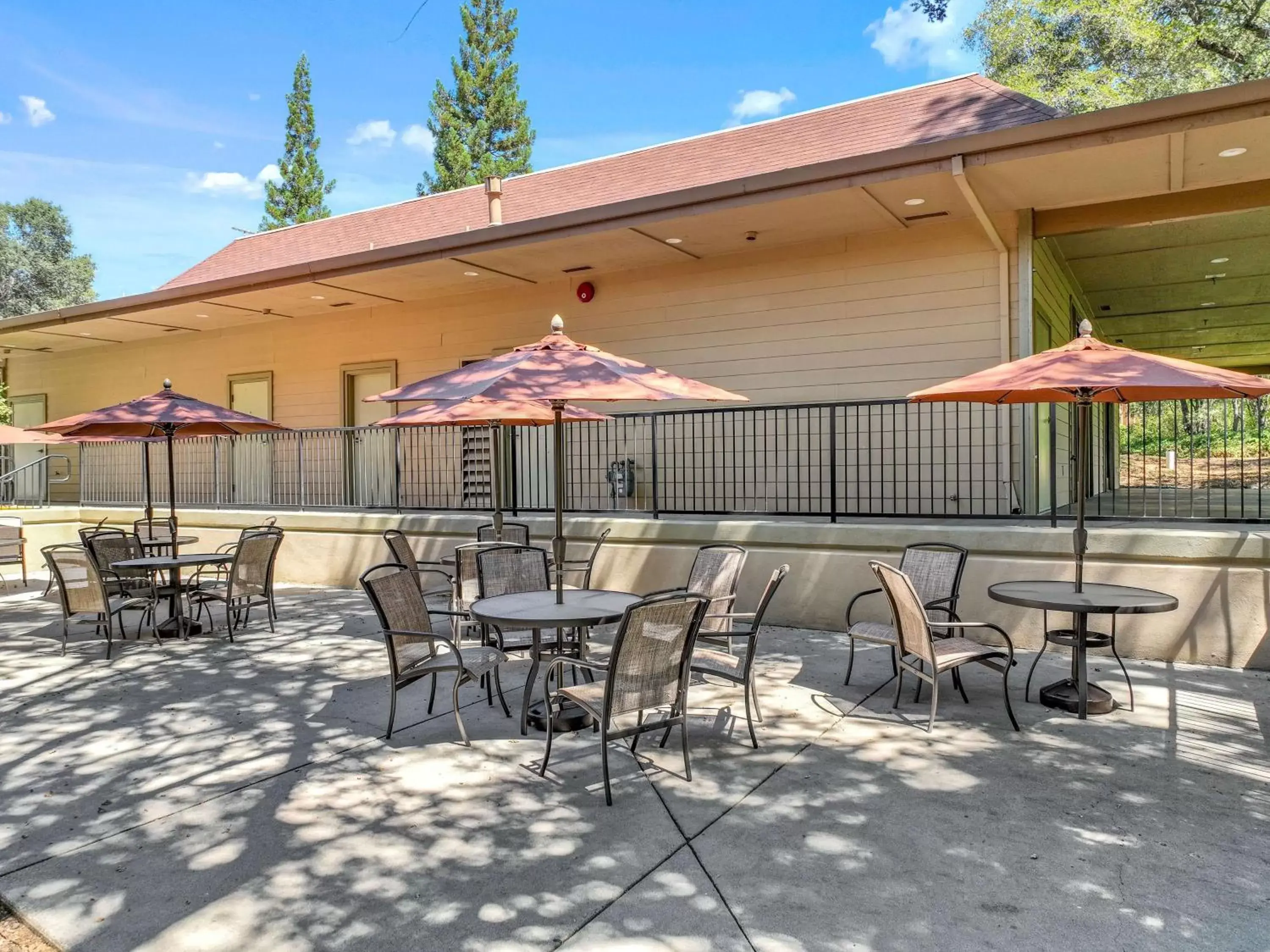 Property building in Best Western Plus Sonora Oaks Hotel and Conference Center