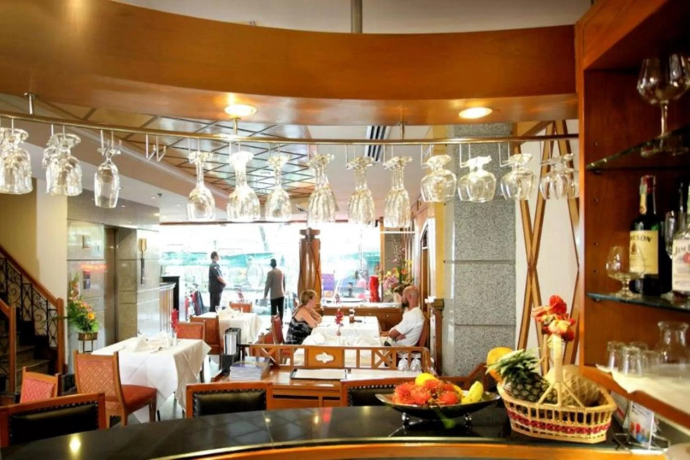 Restaurant/places to eat in Majestic Suites Hotel