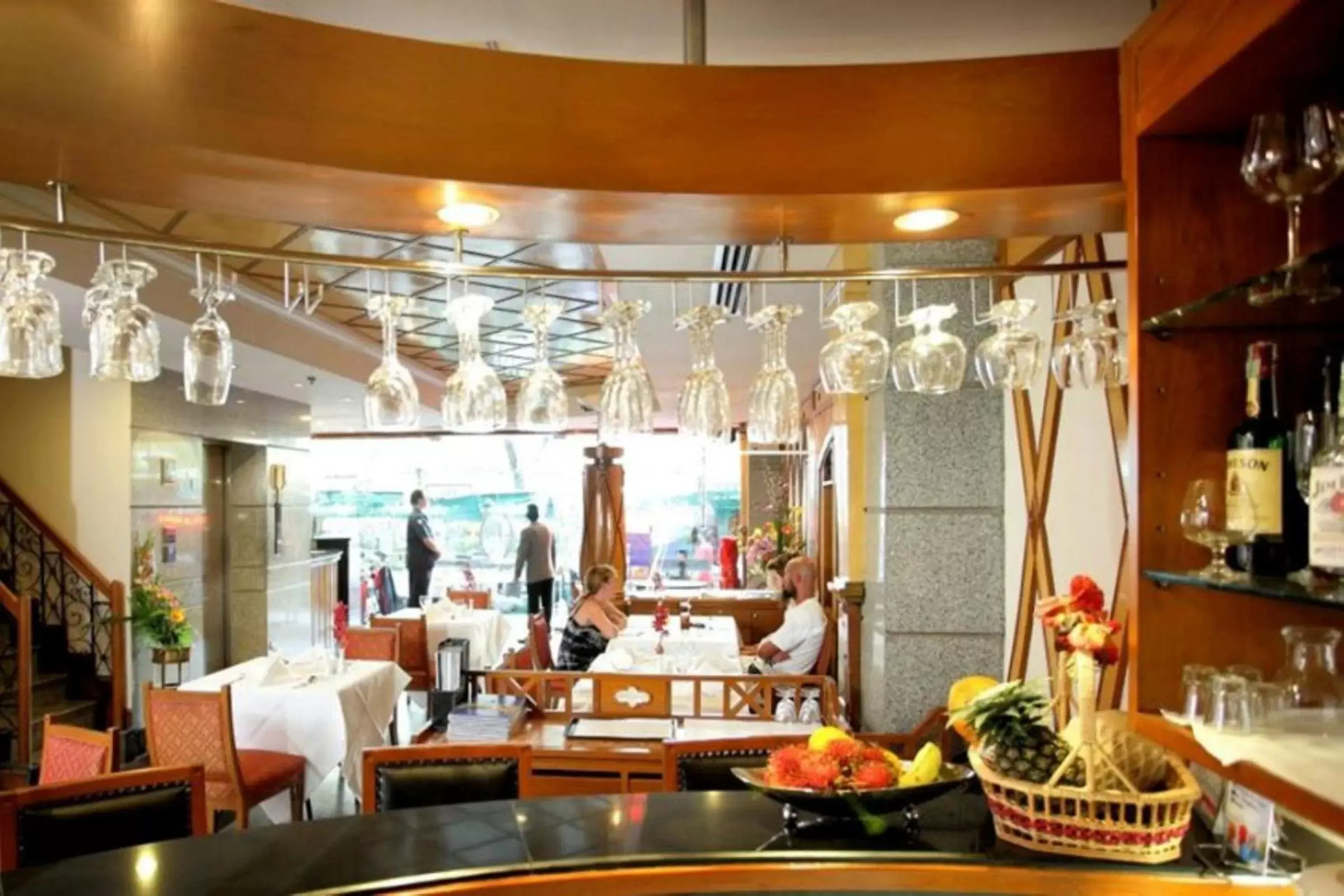 Restaurant/Places to Eat in Majestic Suites Hotel