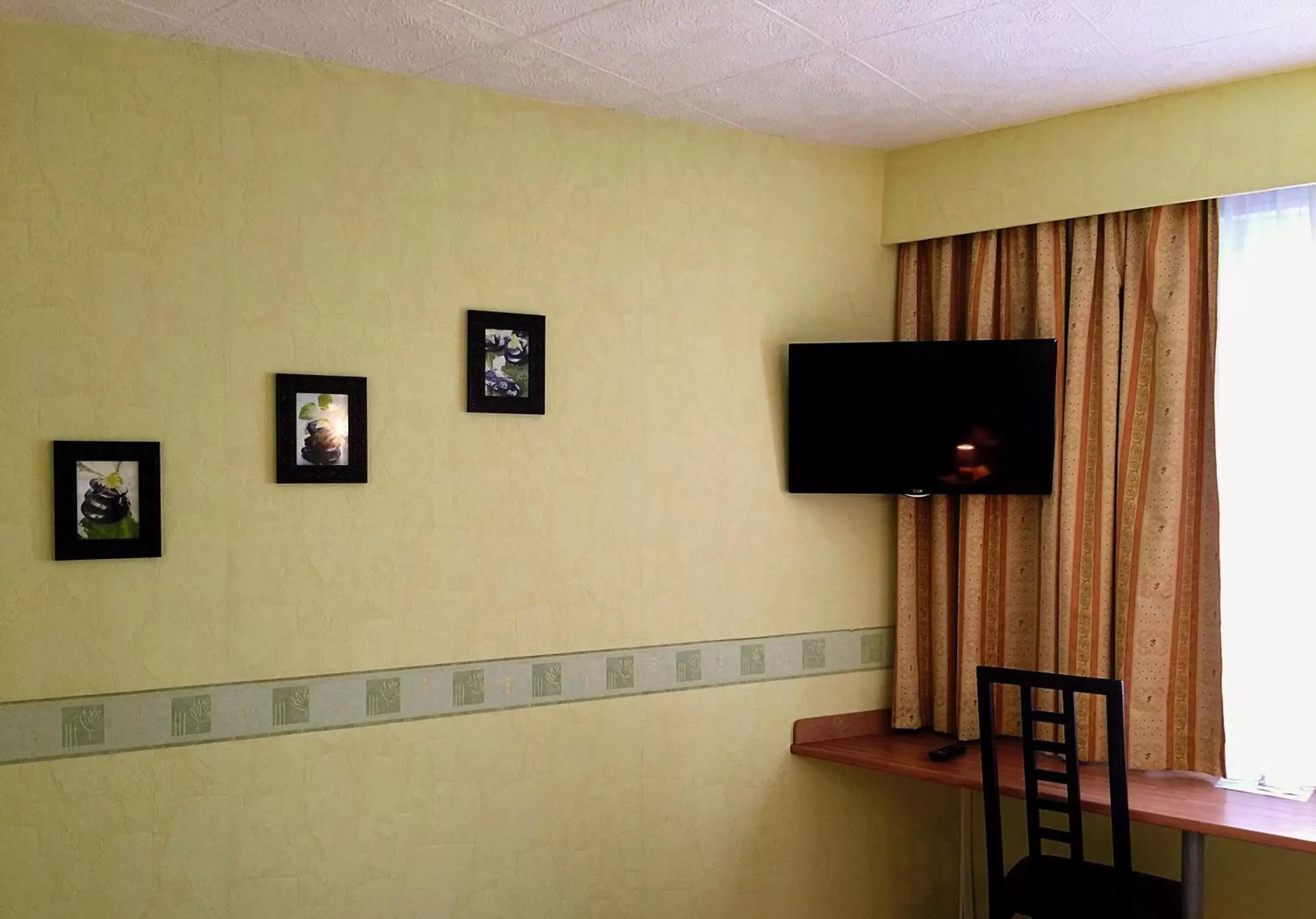 Photo of the whole room, TV/Entertainment Center in Hotel Saint-Aignan