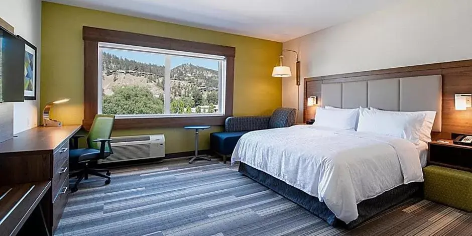 Guests, Bed in Holiday Inn Express & Suites - Brandon, an IHG Hotel