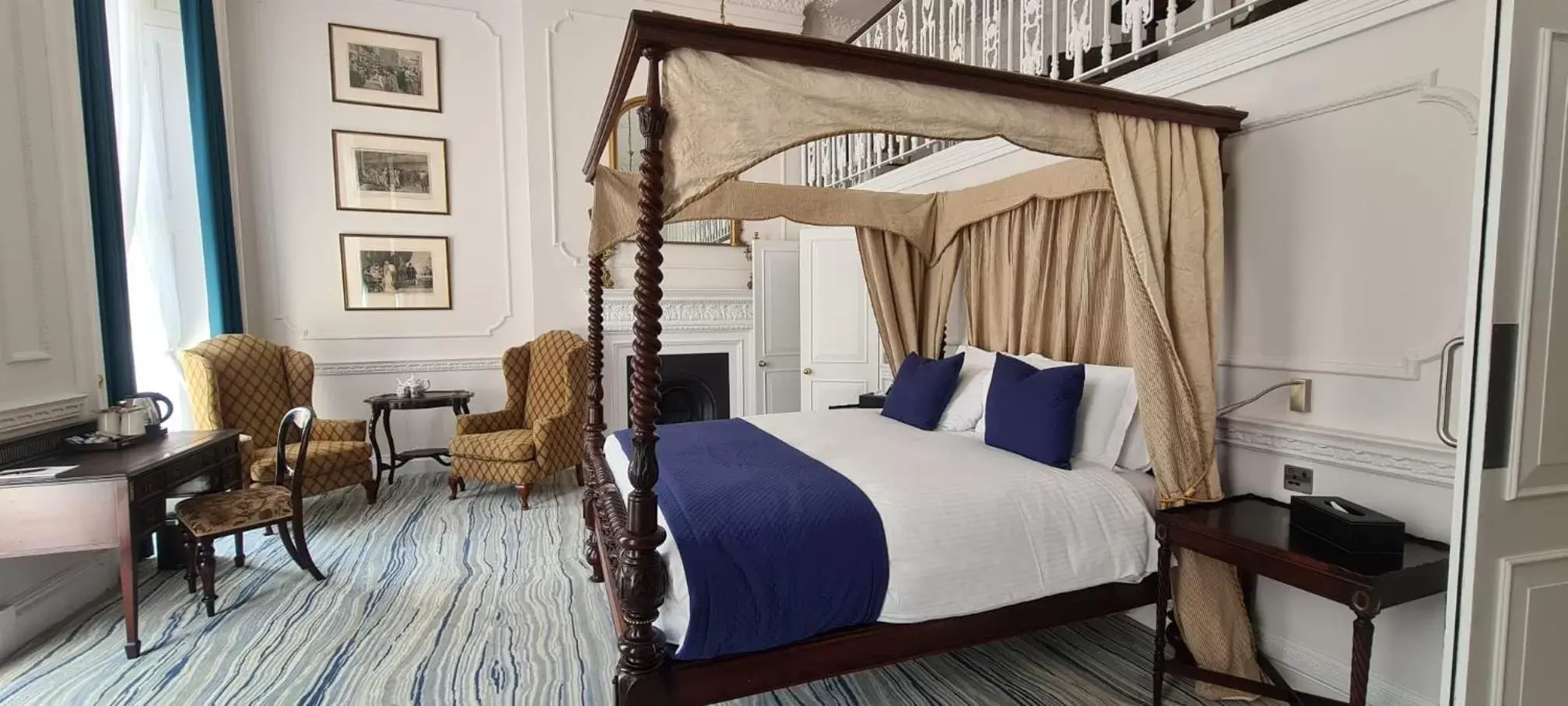 Bed in Commodore Hotel Bed in Commodore Hotel