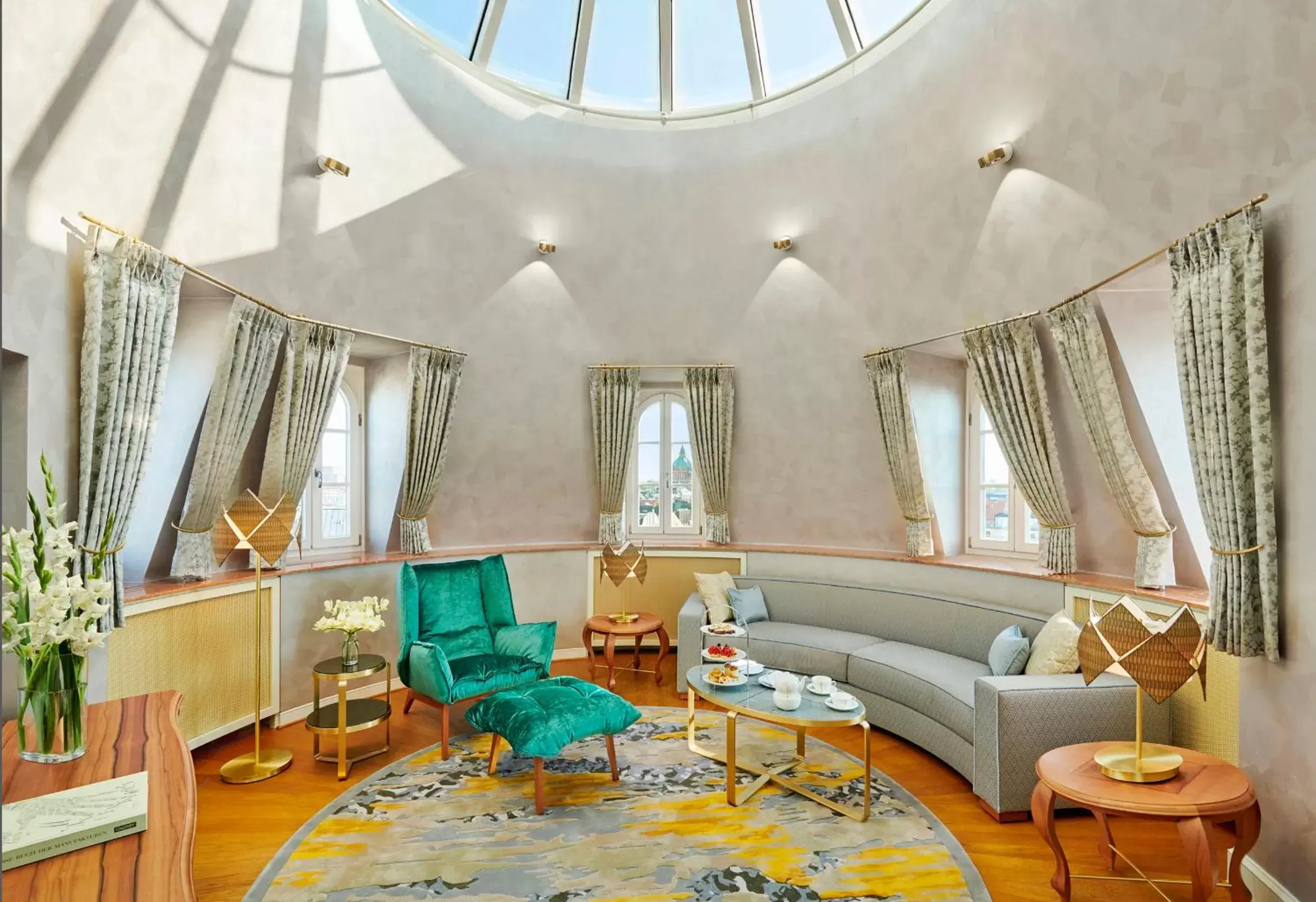 Bedroom, Seating Area in Mandarin Oriental, Munich