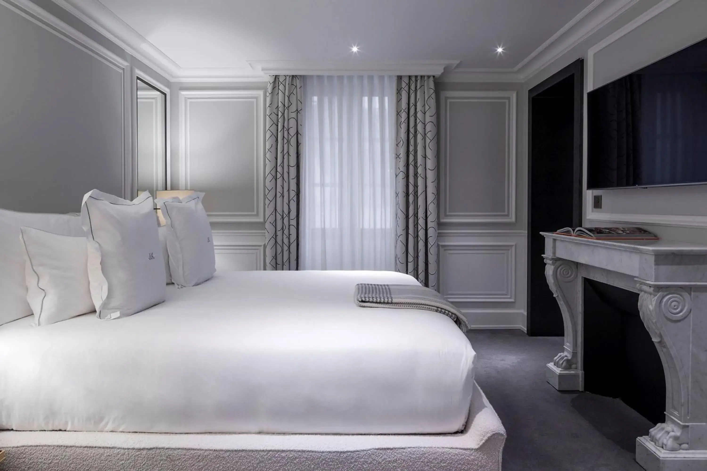 Bedroom, Bed in J.K. Place Paris