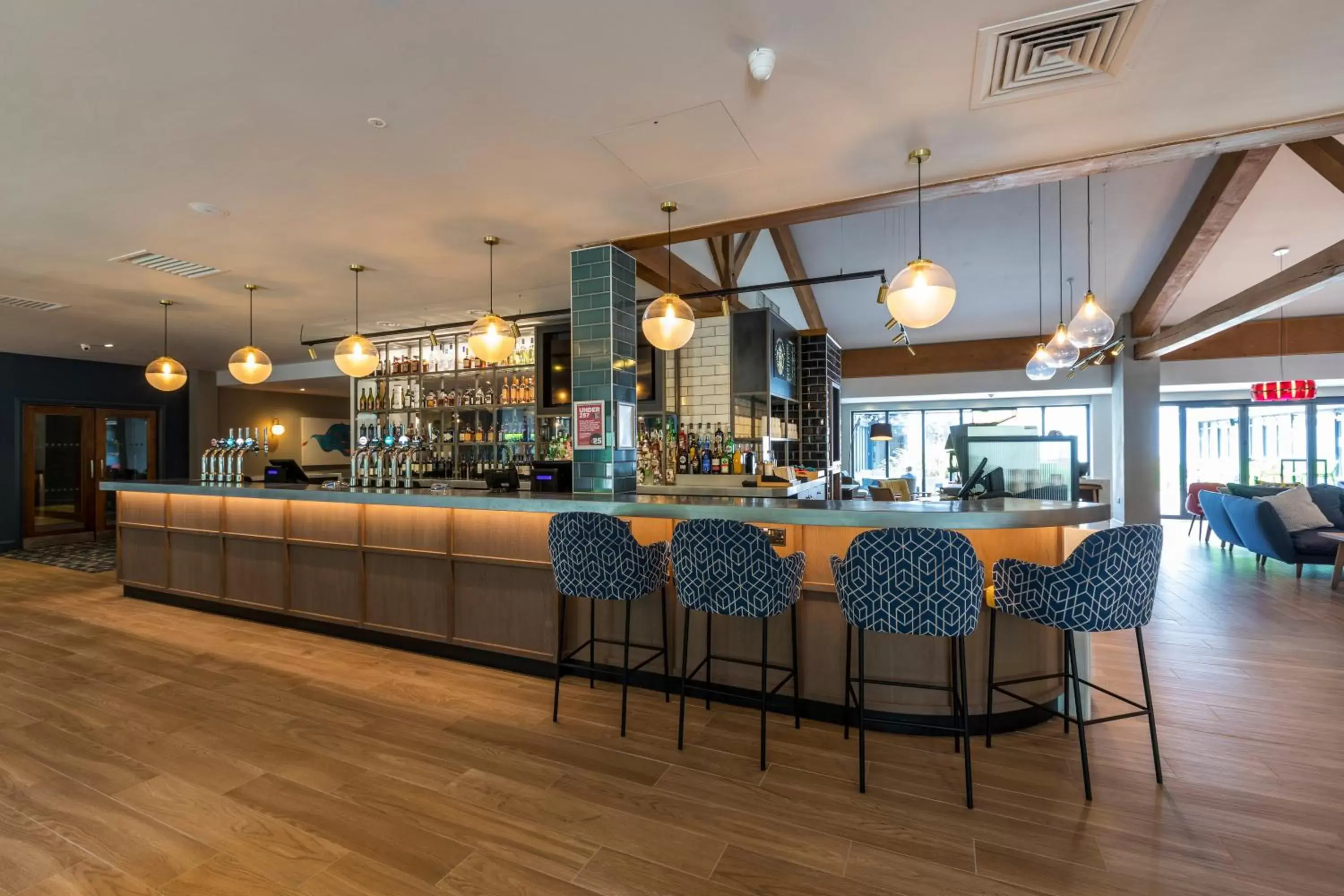 Lounge or bar, Restaurant/Places to Eat in Holiday Inn Cambridge, an IHG Hotel