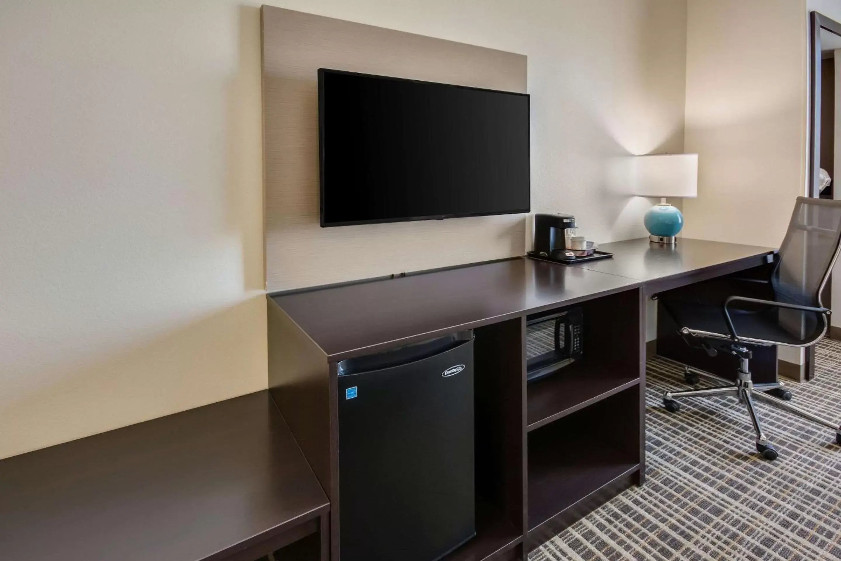 Photo of the whole room, TV/Entertainment Center in Sleep Inn & Suites Yukon Oklahoma City