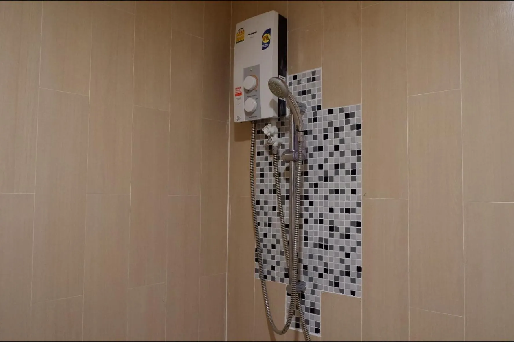 Shower in Izen Budget Hotel & Residence