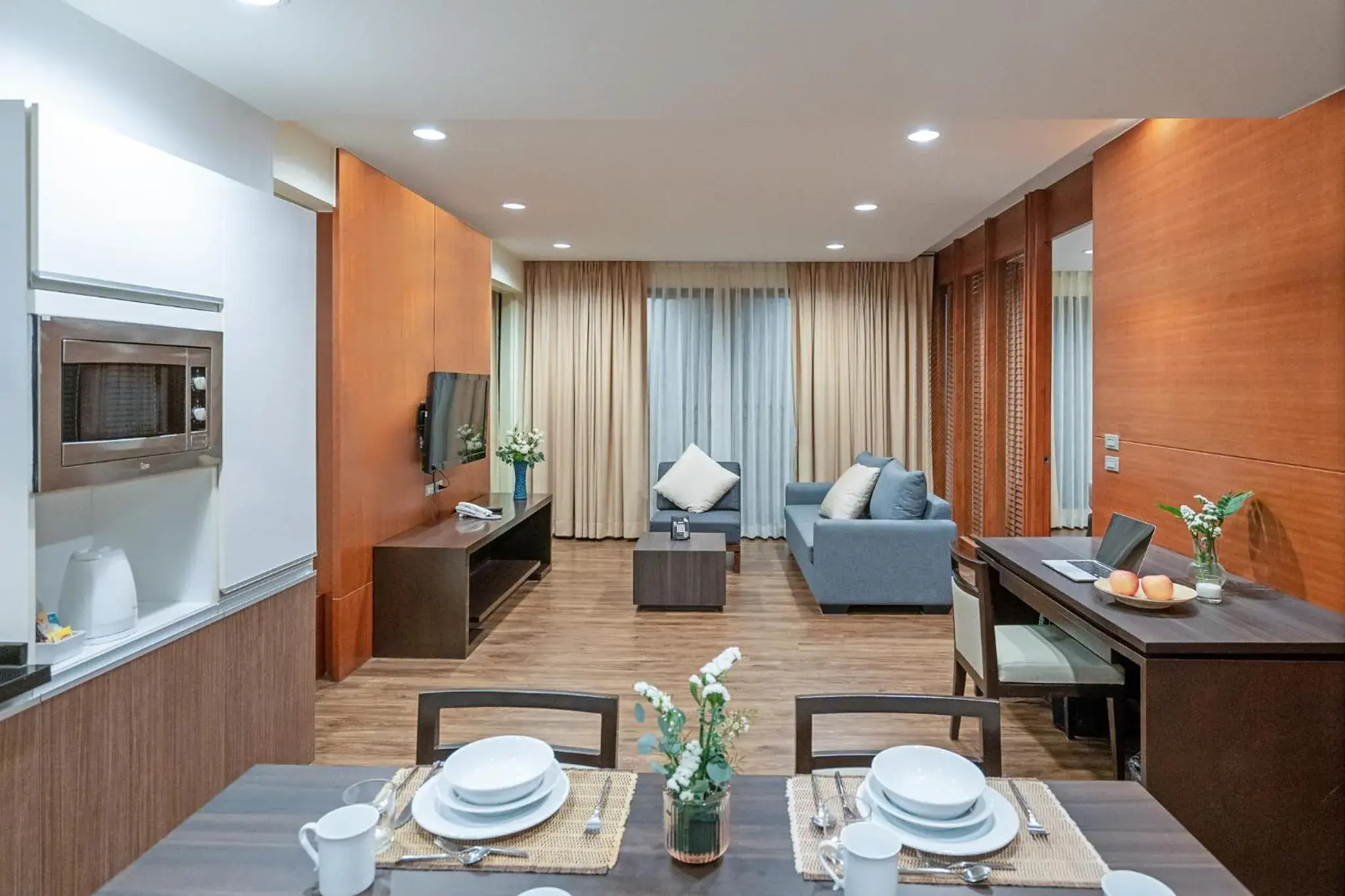 Kitchen or kitchenette, Seating Area in Amanta Hotel & Residence Ratchada