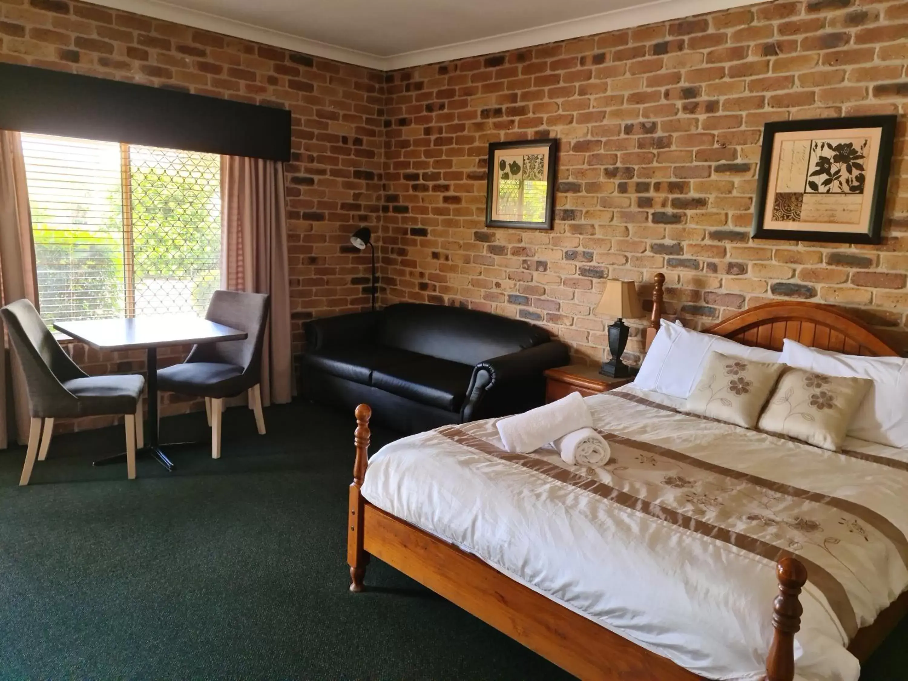 Bedroom, Bed in Country Gardens Motor Inn
