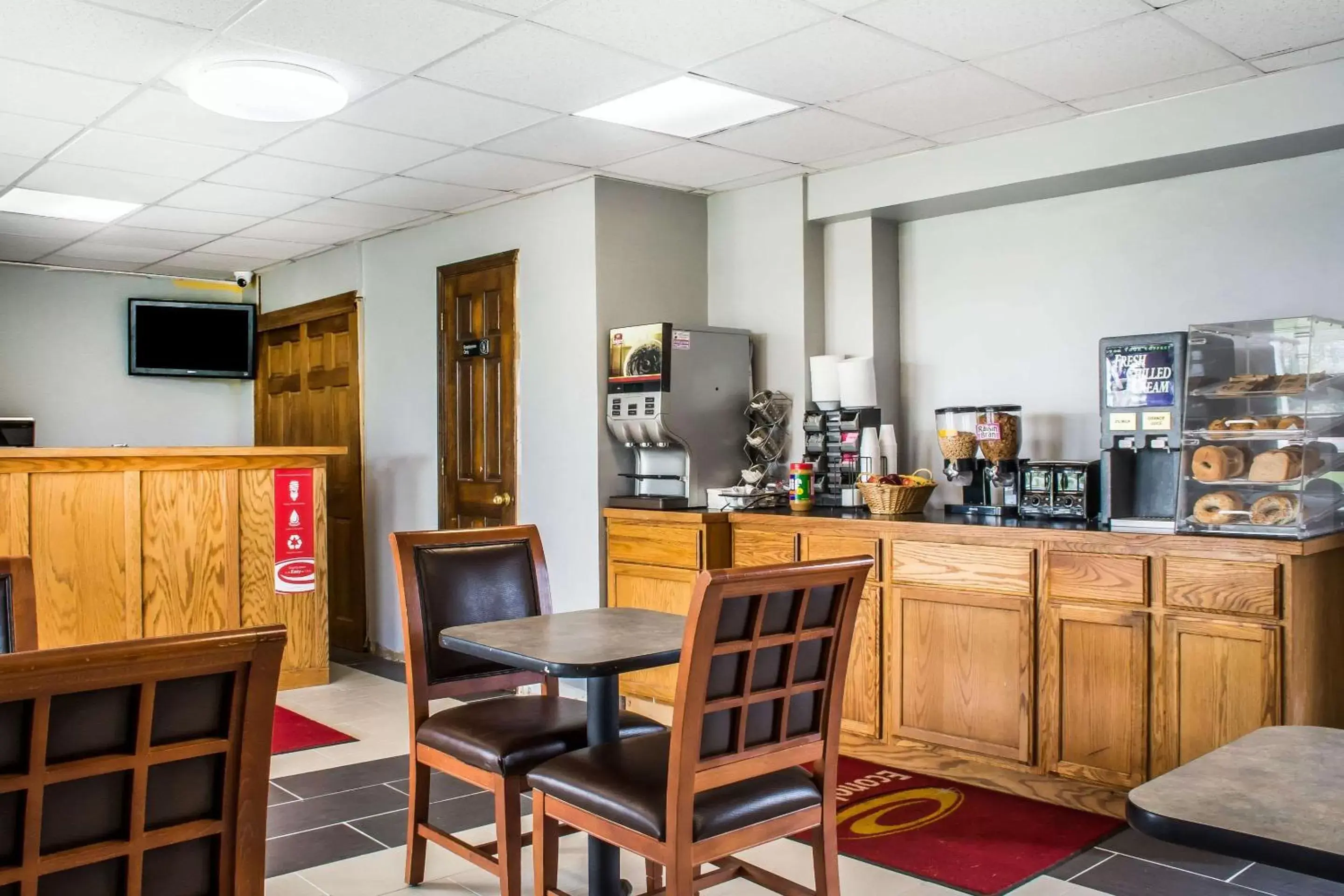 Restaurant/Places to Eat in Econo Lodge Brockport