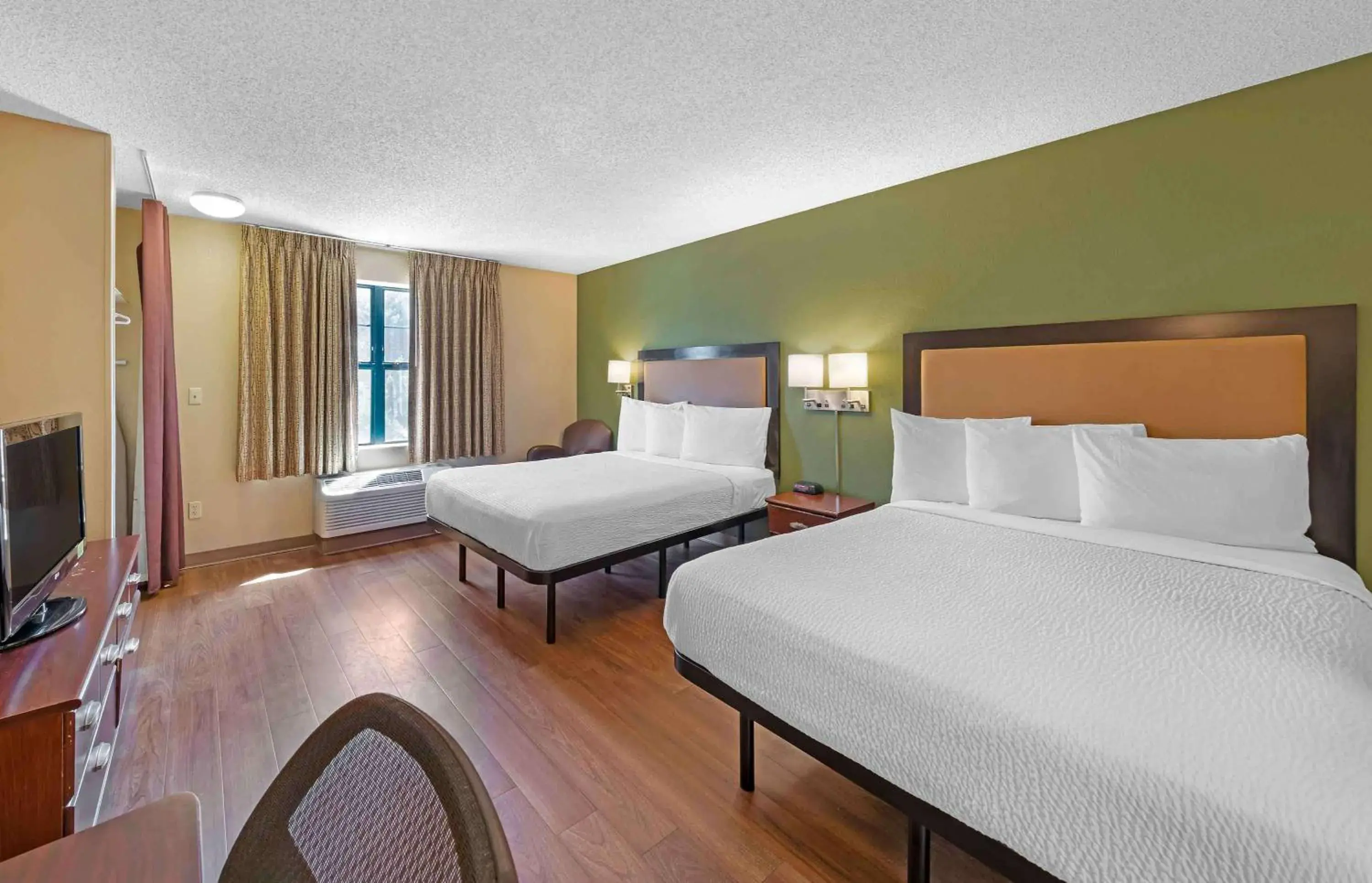 Bedroom, Bed in Extended Stay America Suites - Chicago - Gurnee