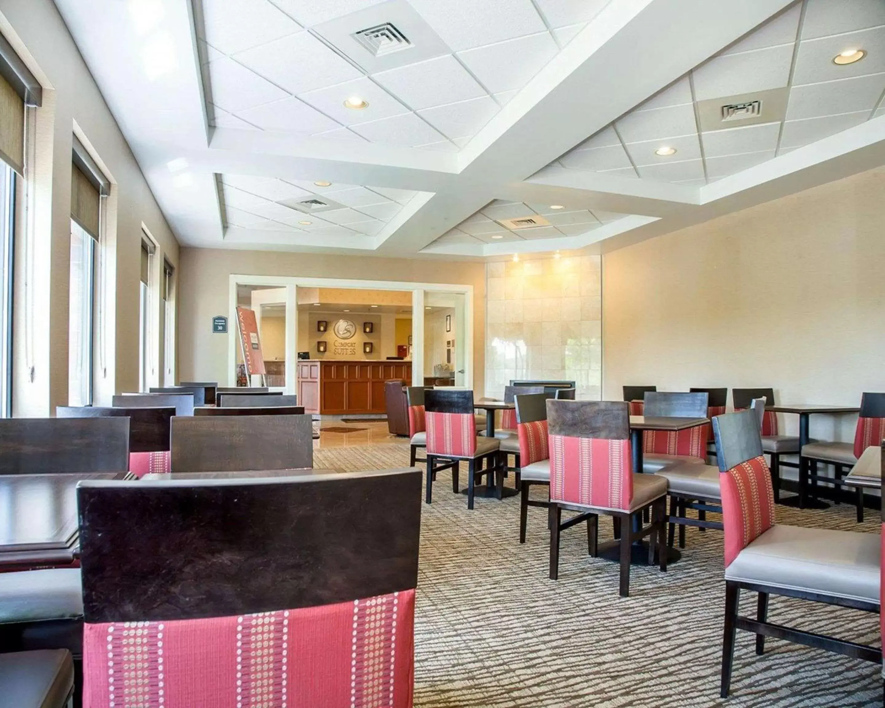 Restaurant/Places to Eat in Comfort Suites West Warwick - Providence